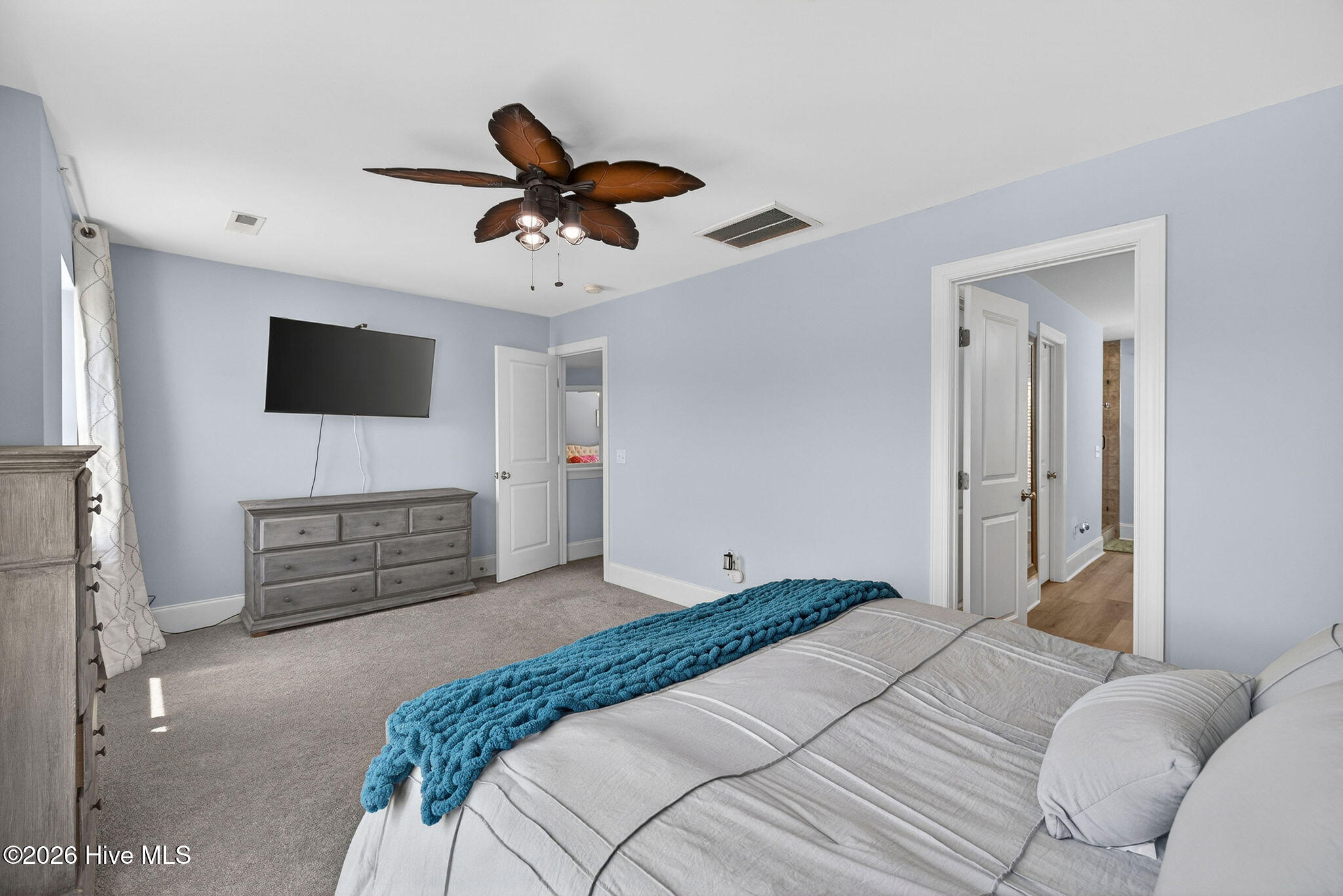 100570587 | Photo 35