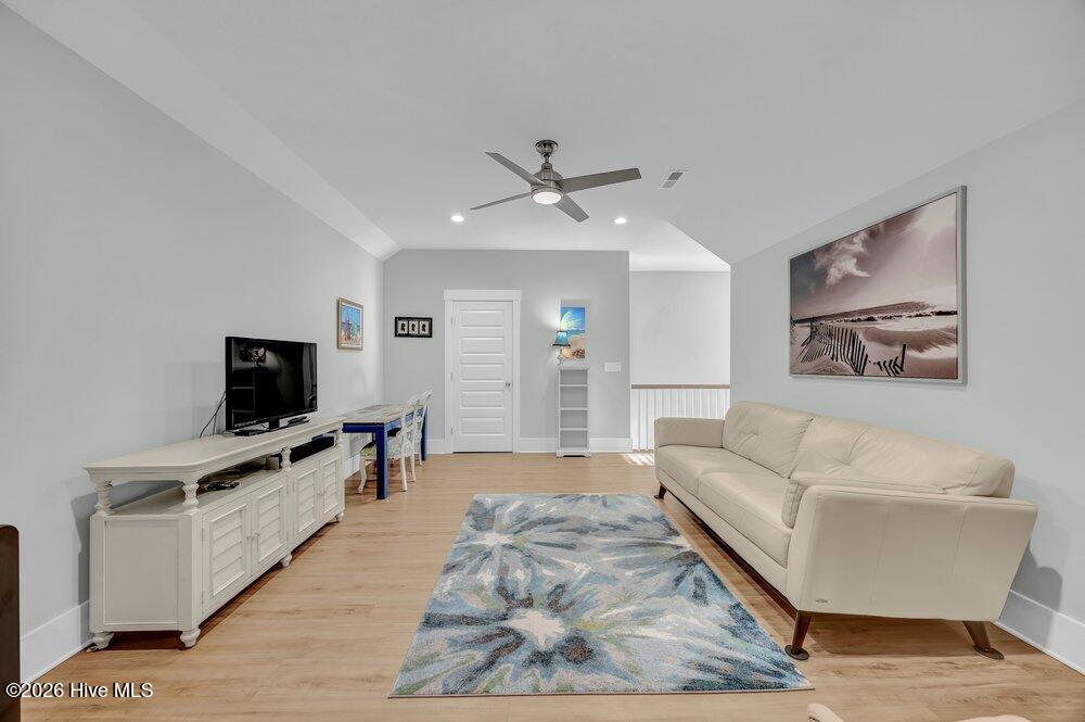 100561584 | Photo 30