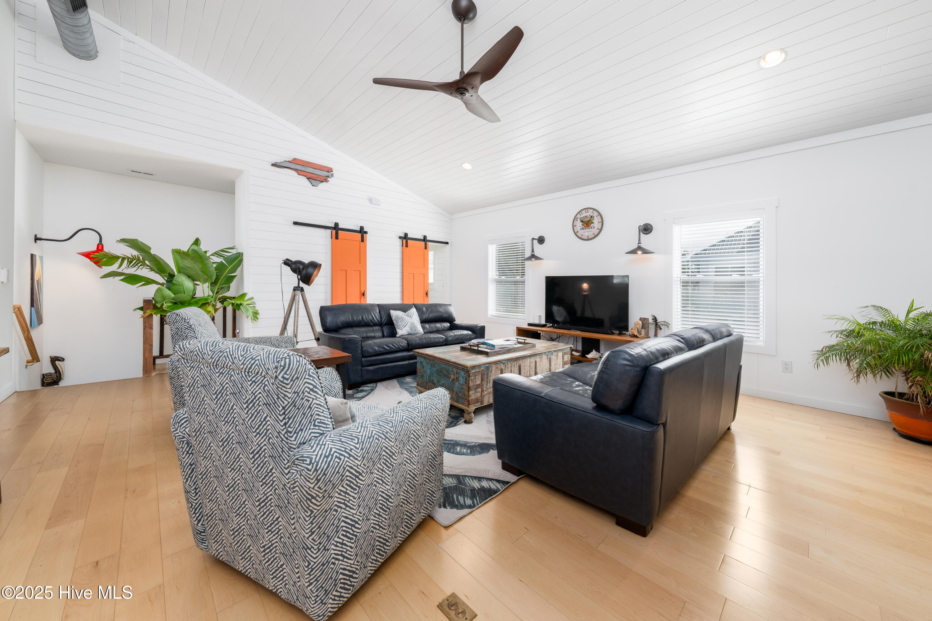 100494864 | Photo 11