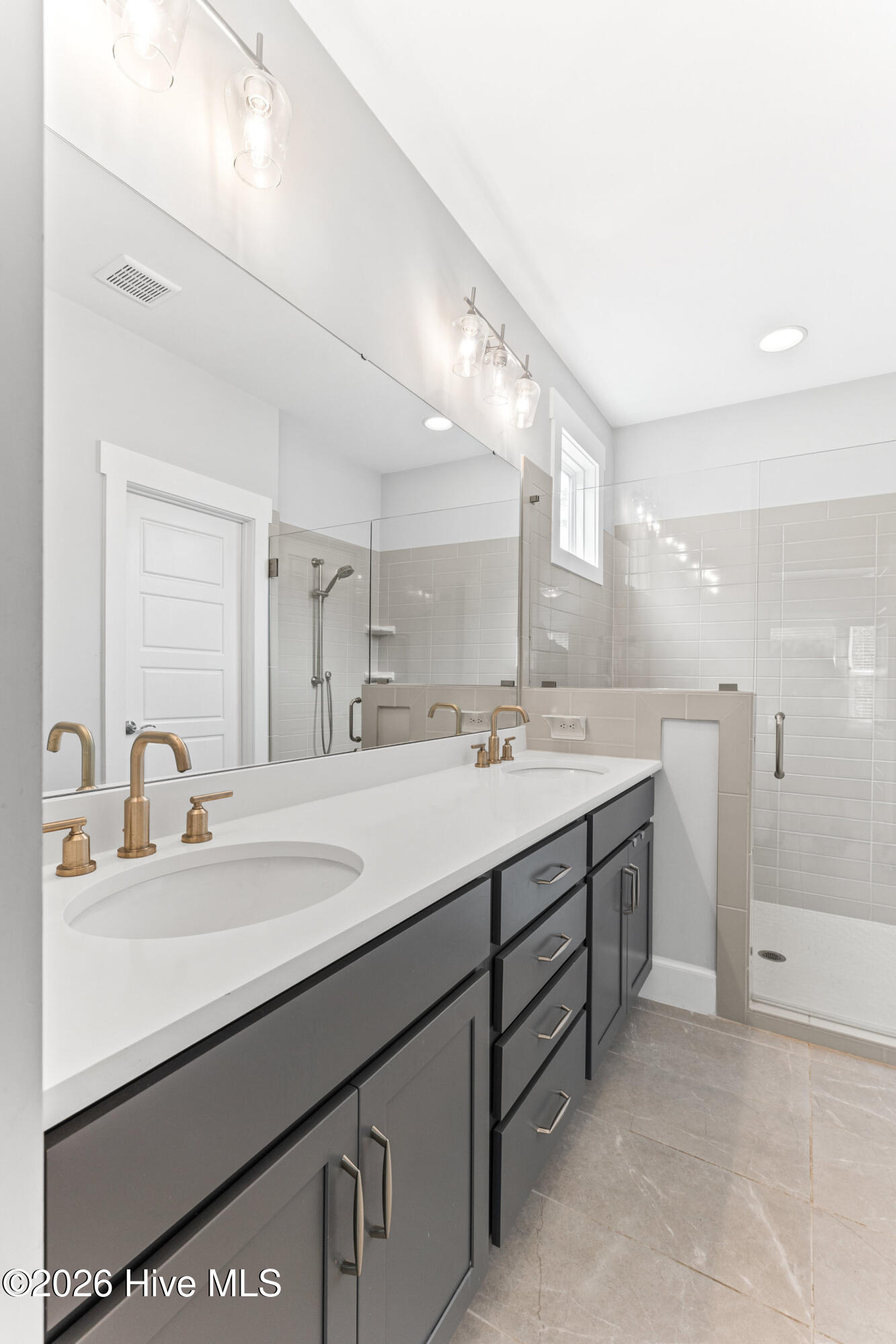 100548858 | Photo 17