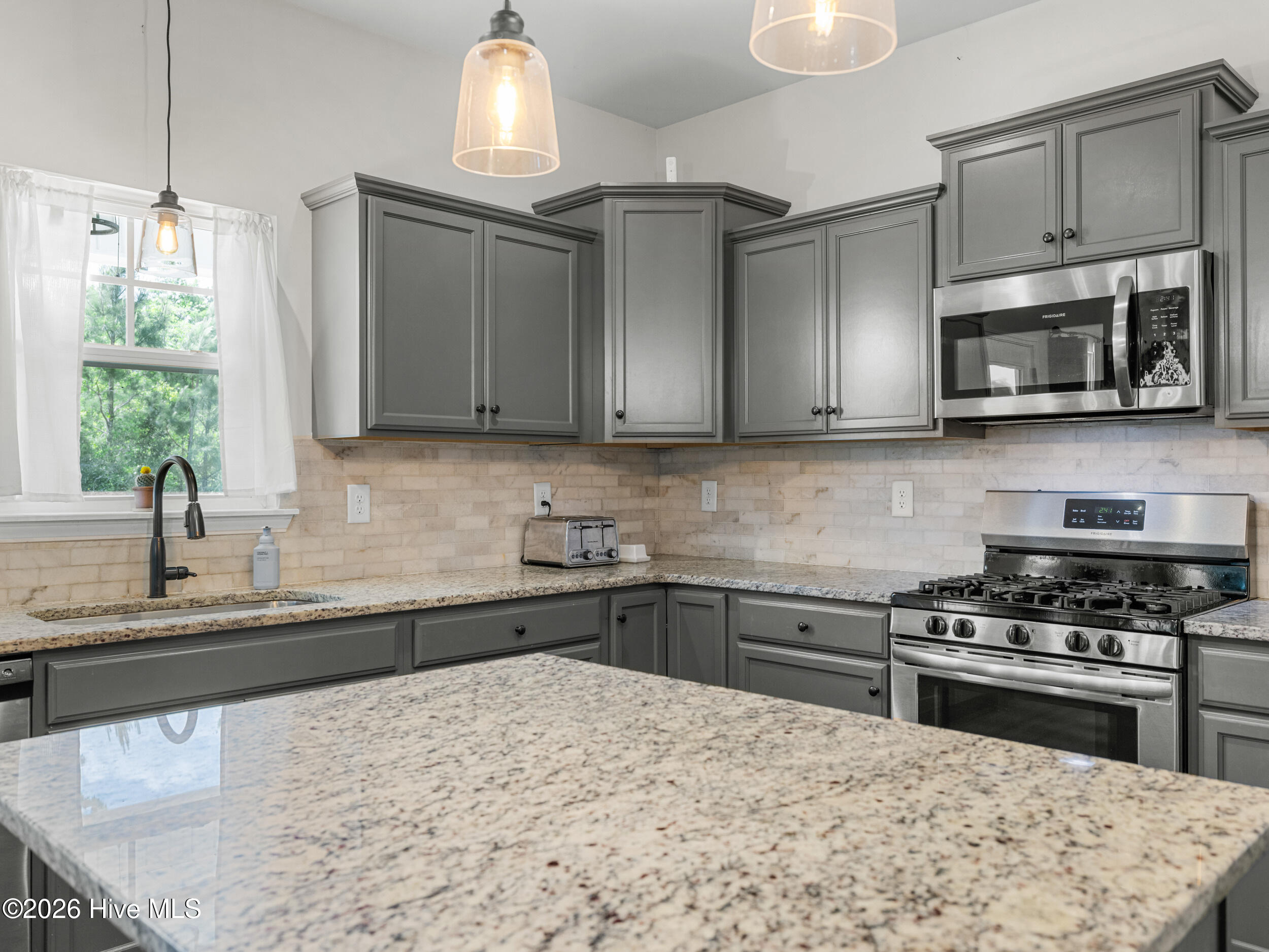 100570237 | Photo 36