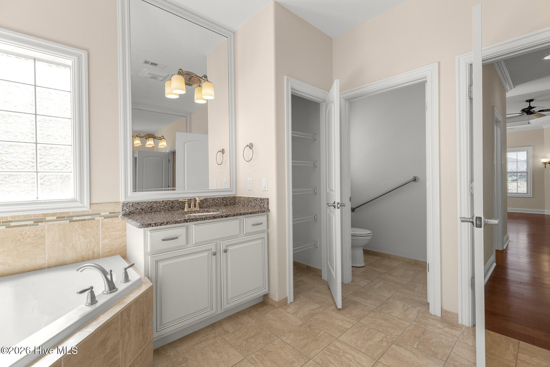 100556141 | Photo 31