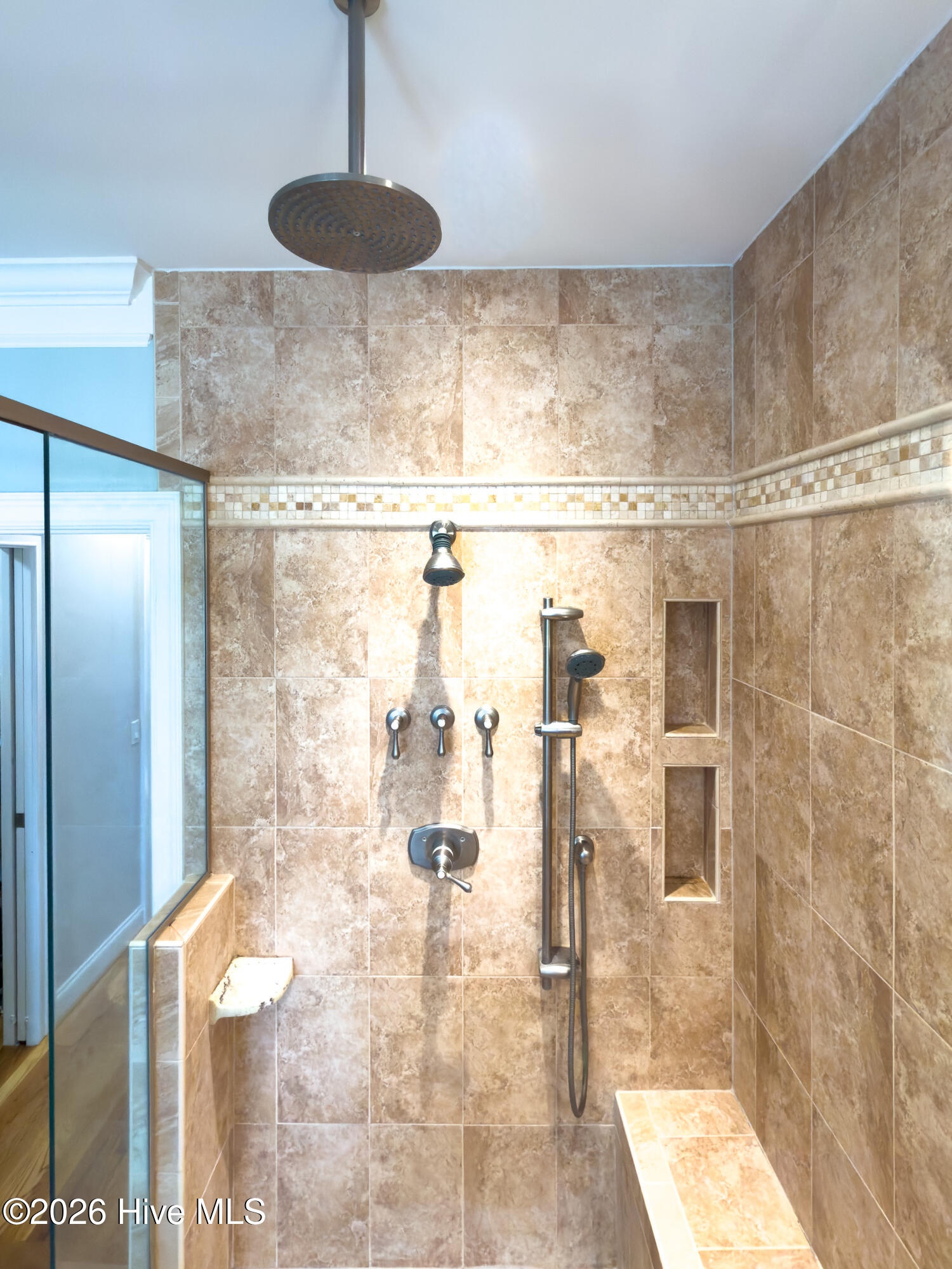 100563976 | Photo 22