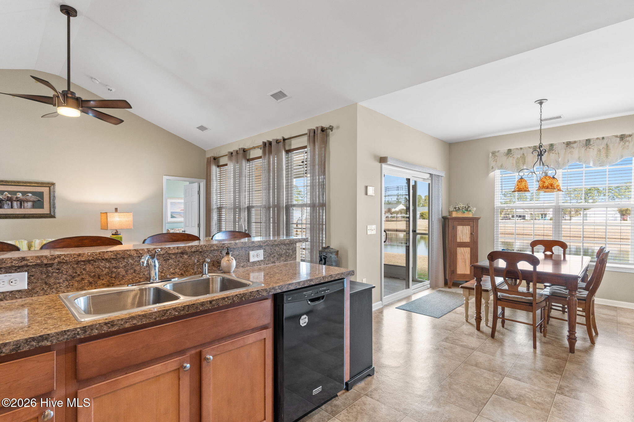 100553647 | Photo 14