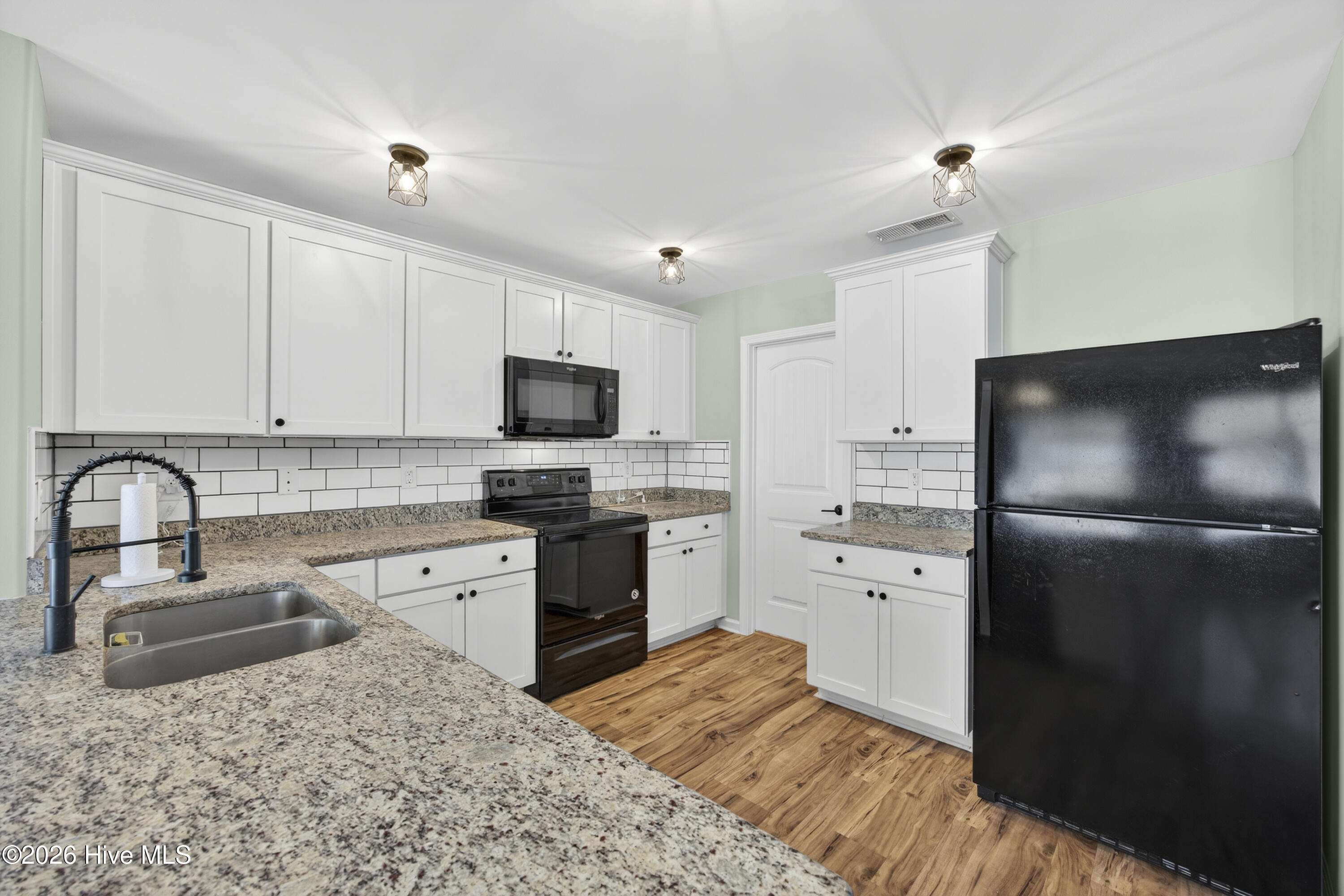 100553083 | Photo 13