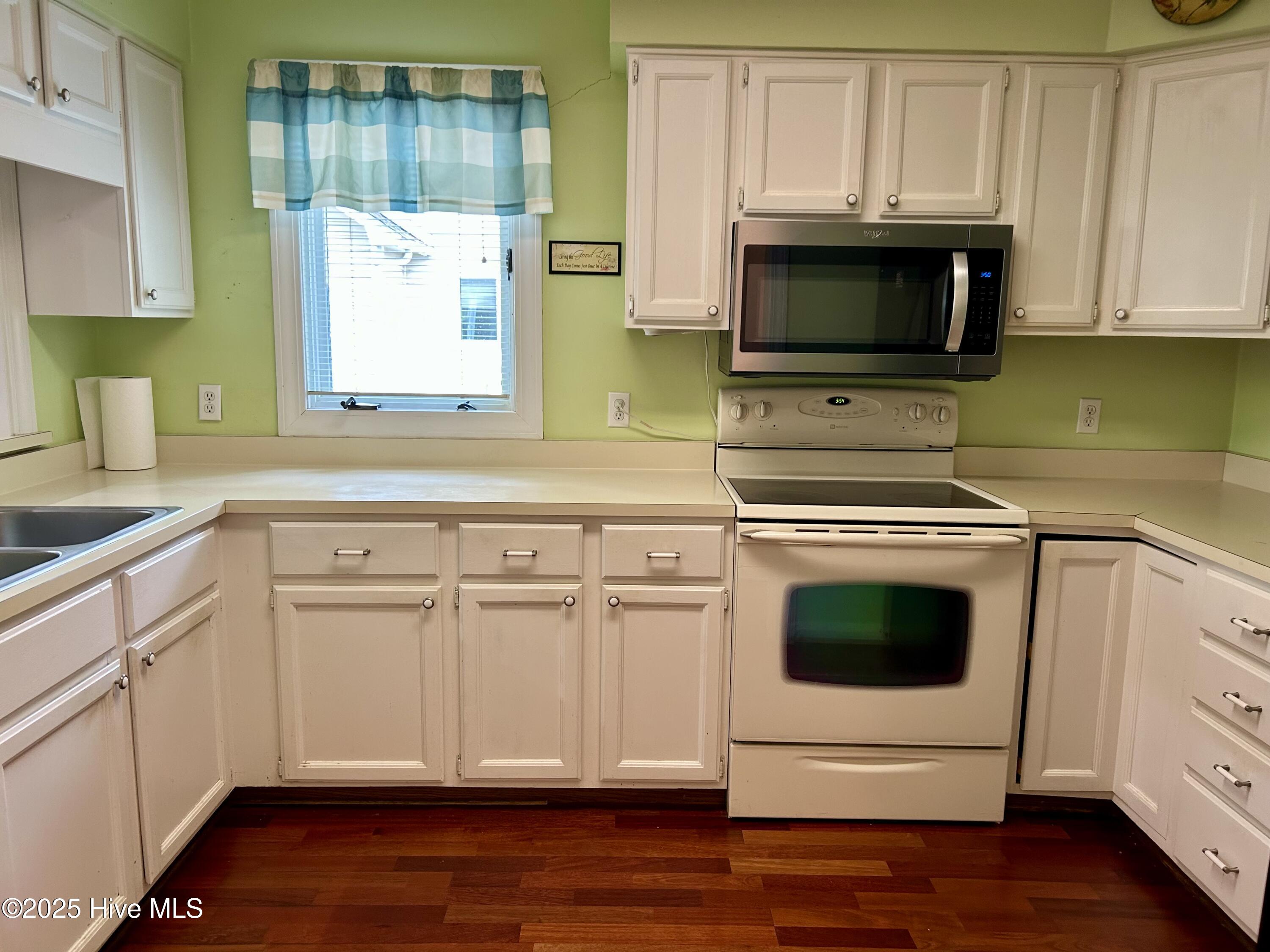 100532166 | Photo 11