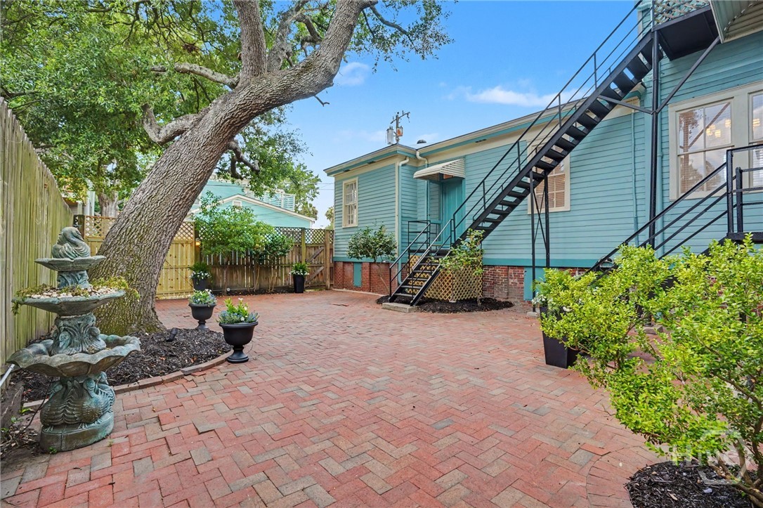 Private Gated Courtyard