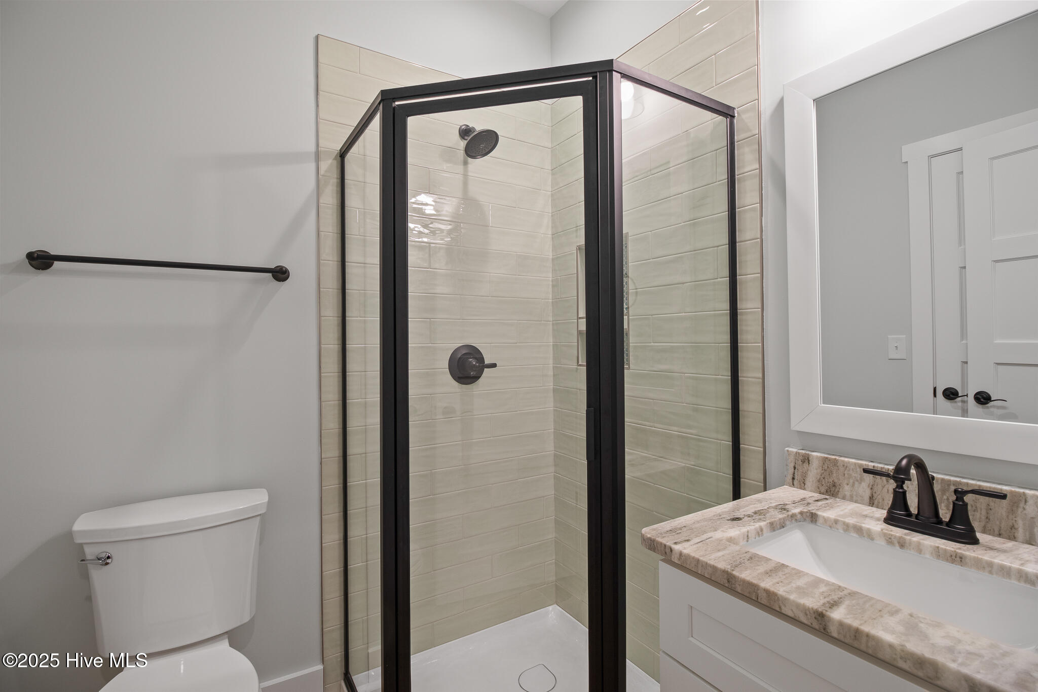 100545973 | Photo 19