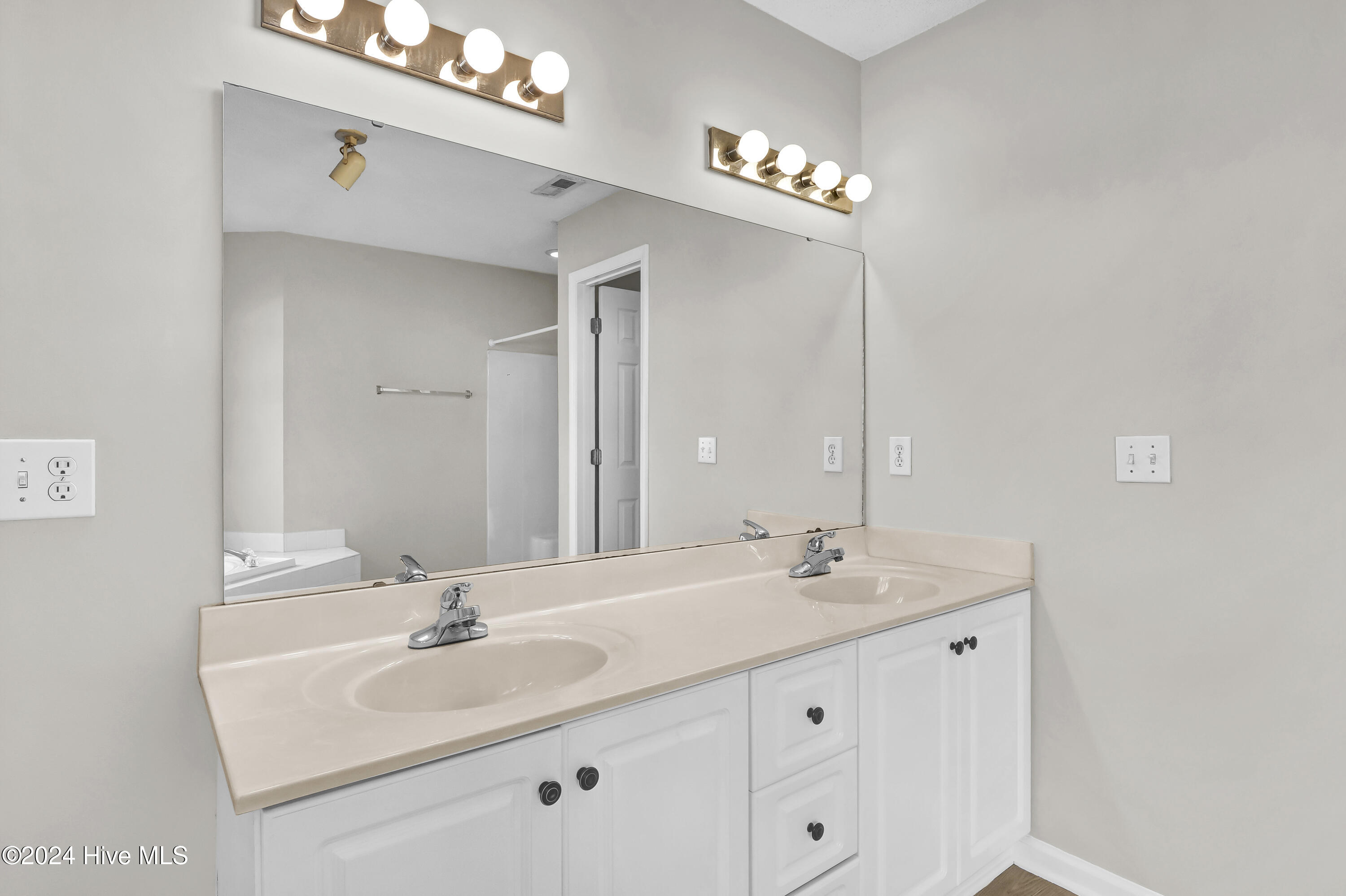 100544436 | Photo 22