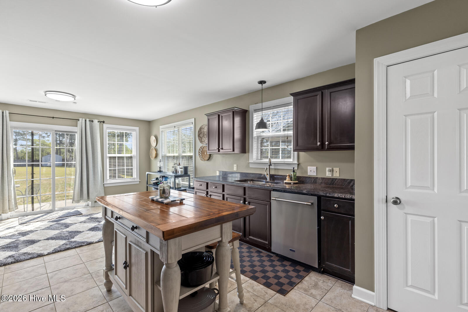 100569280 | Photo 10