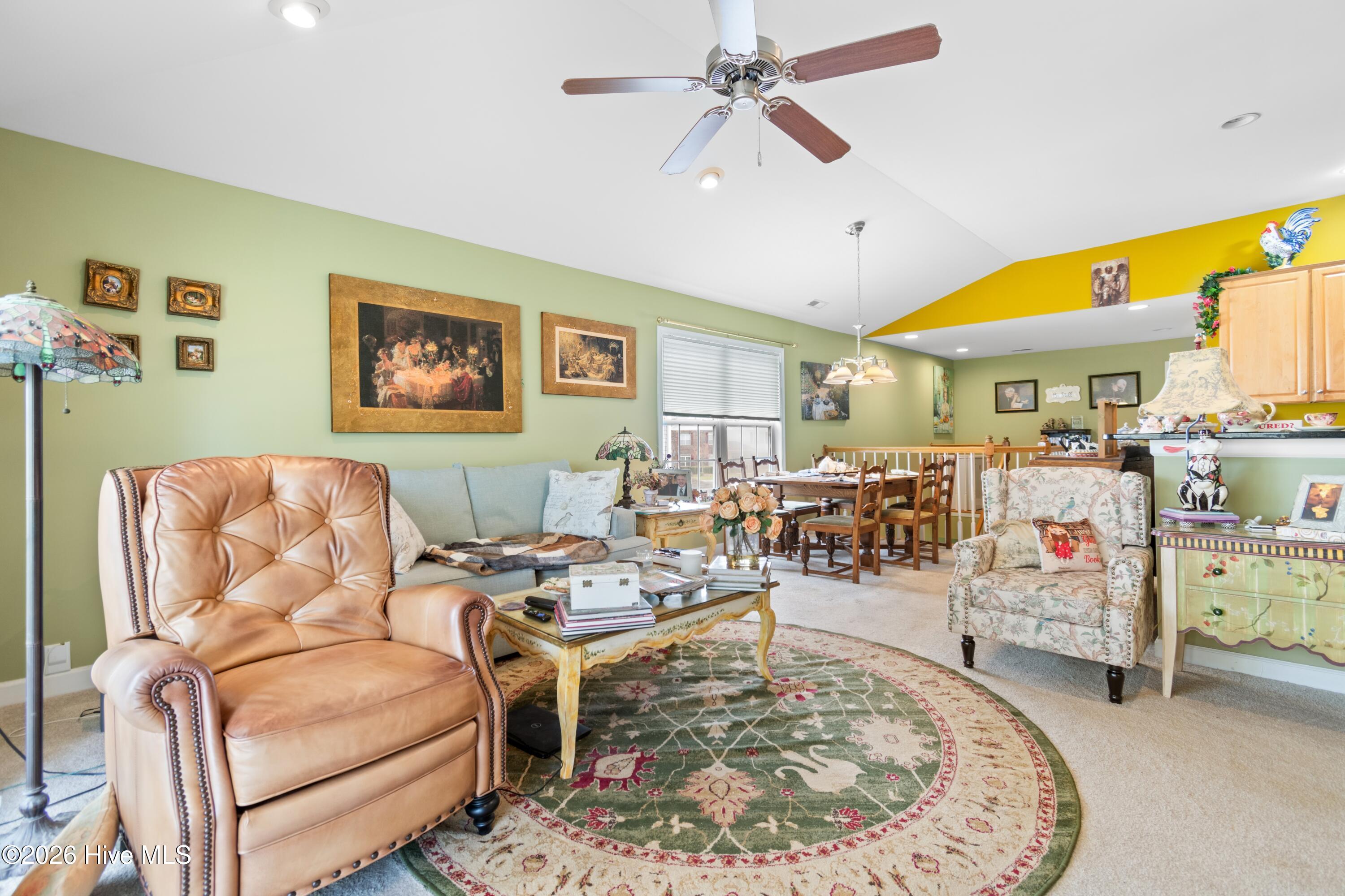 100560403 | Photo 11