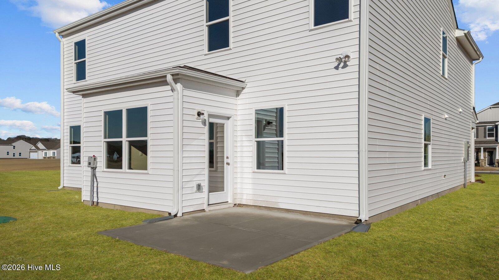 * Photos are not of actual home or interior features and are representative of floor plan only. *