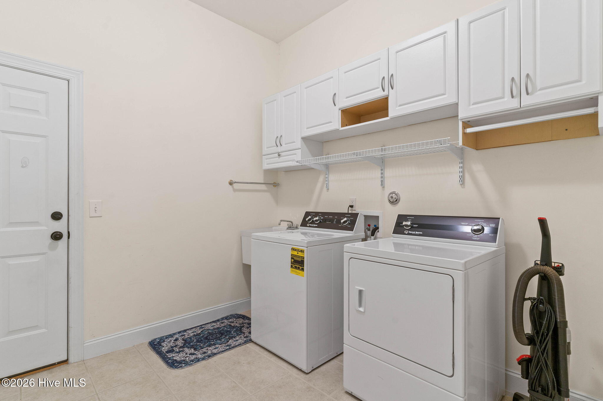 100568005 | Photo 25