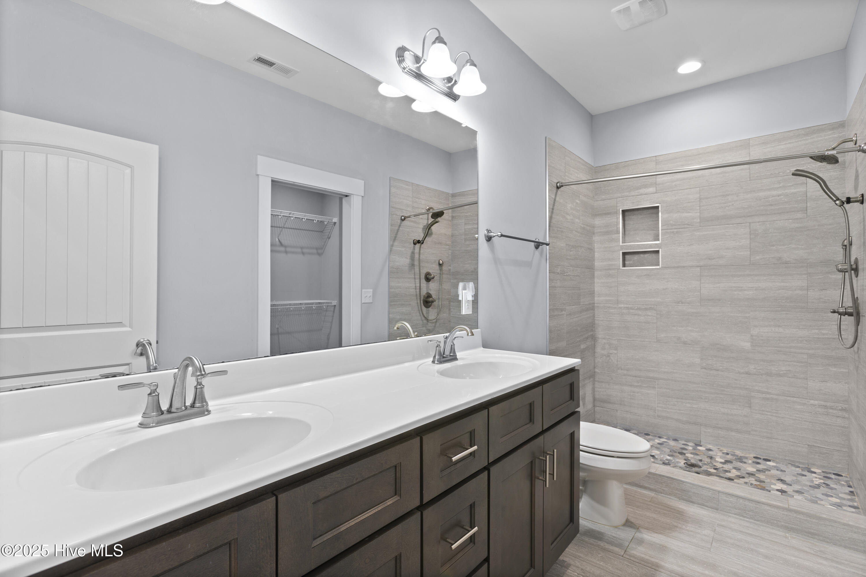 100569524 | Photo 17