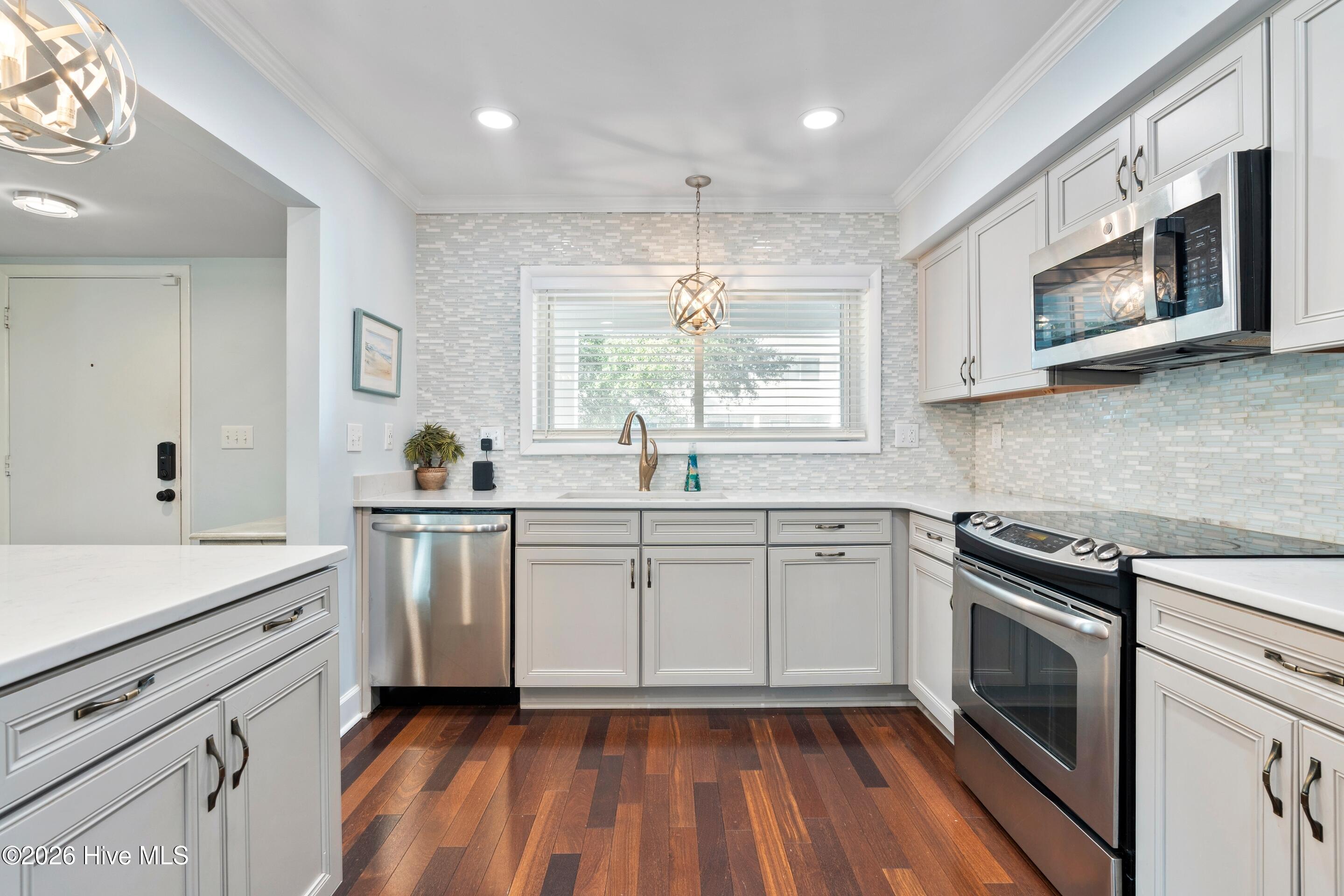 100548419 | Photo 14