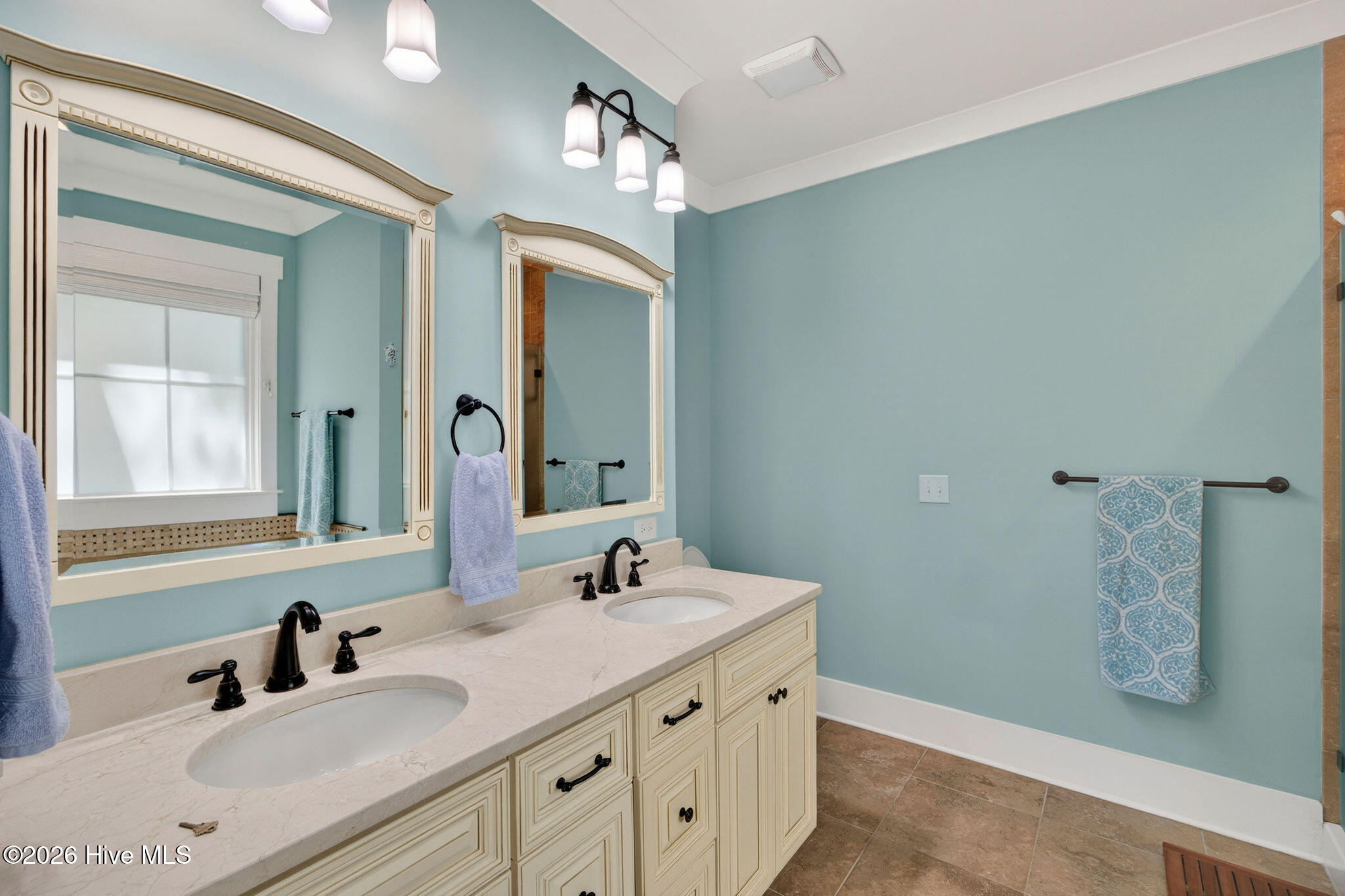 100548622 | Photo 27