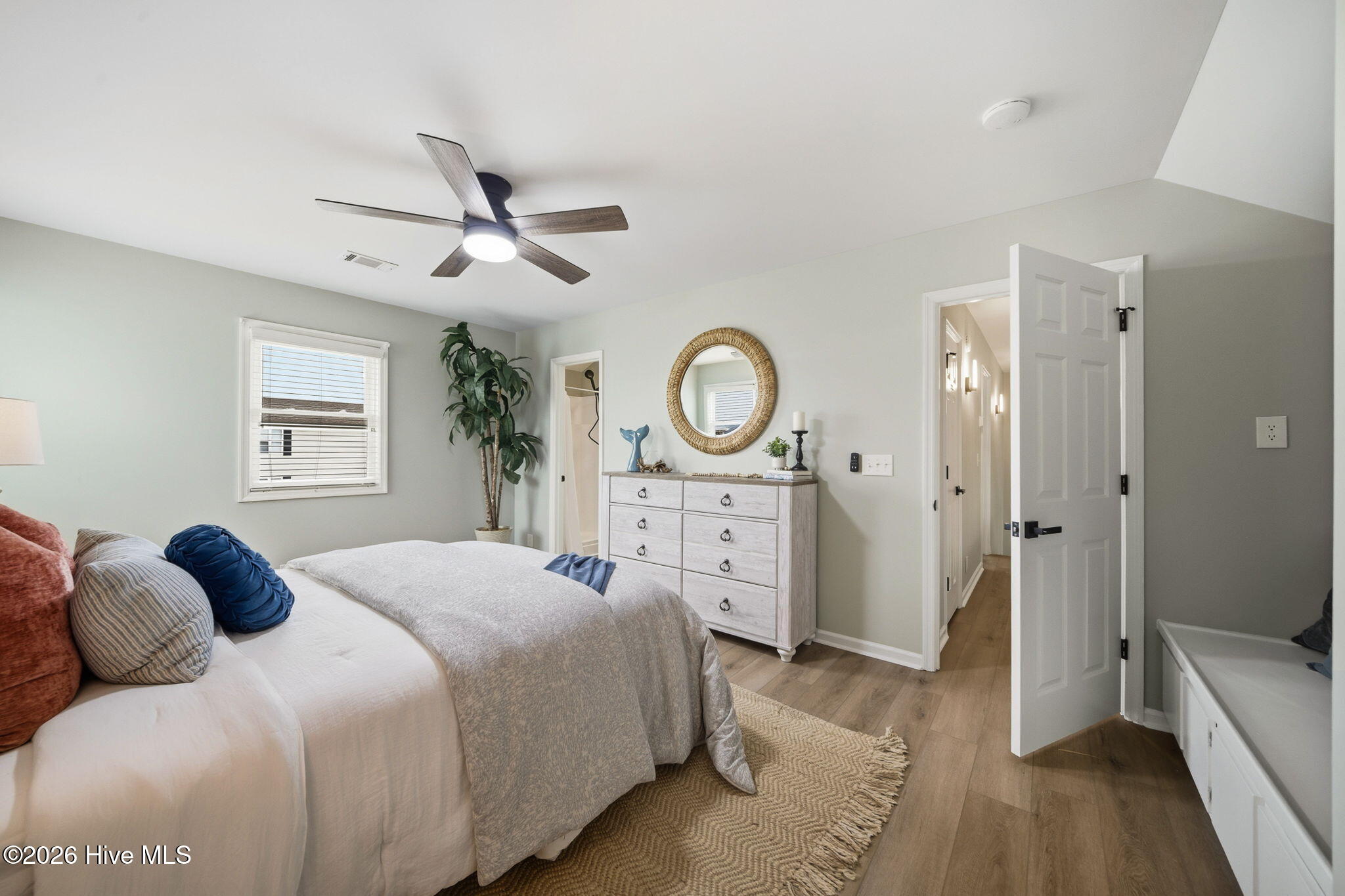 100557260 | Photo 34