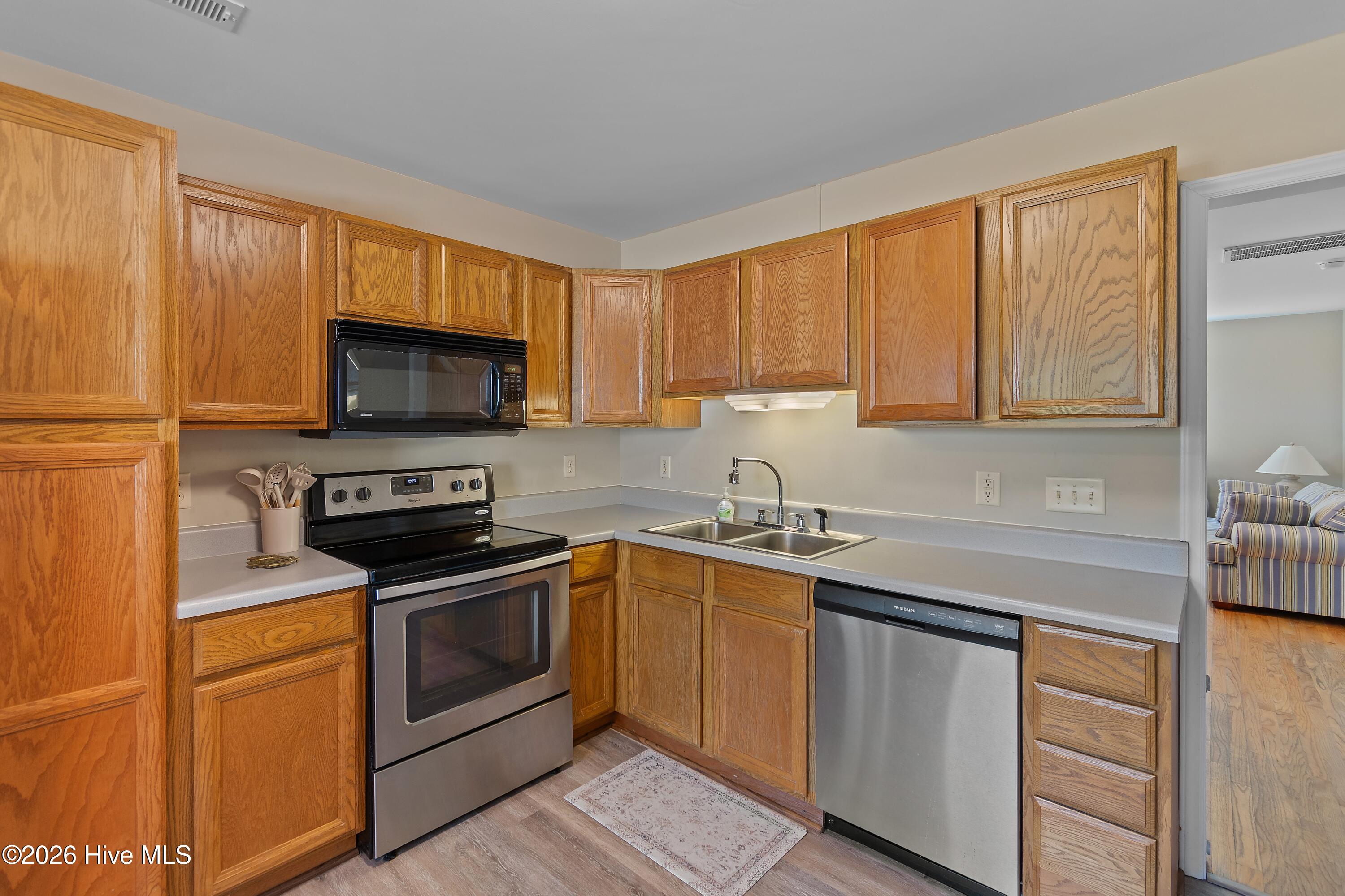 100569880 | Photo 13