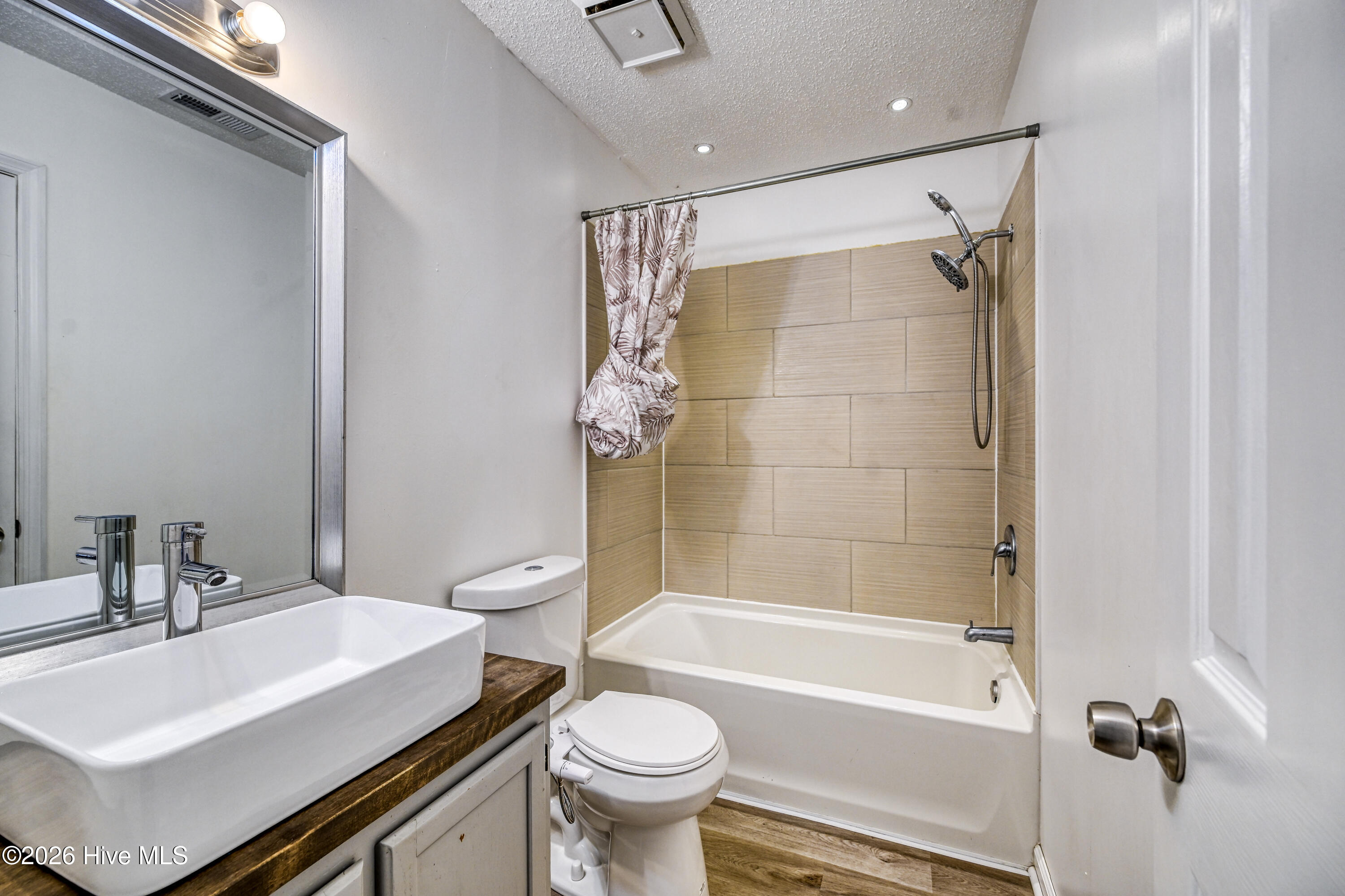 100548302 | Photo 18