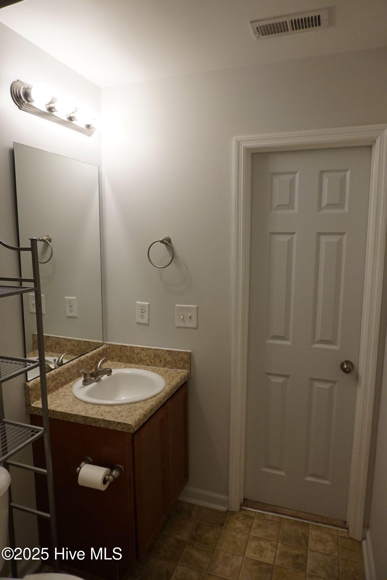 100561095 | Photo 15