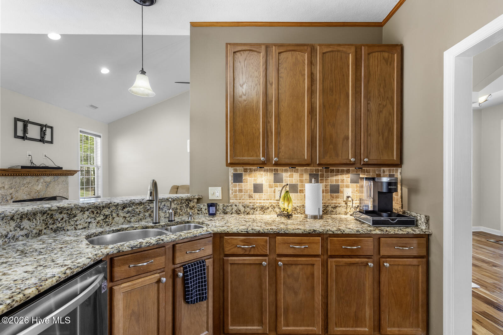 100563110 | Photo 18