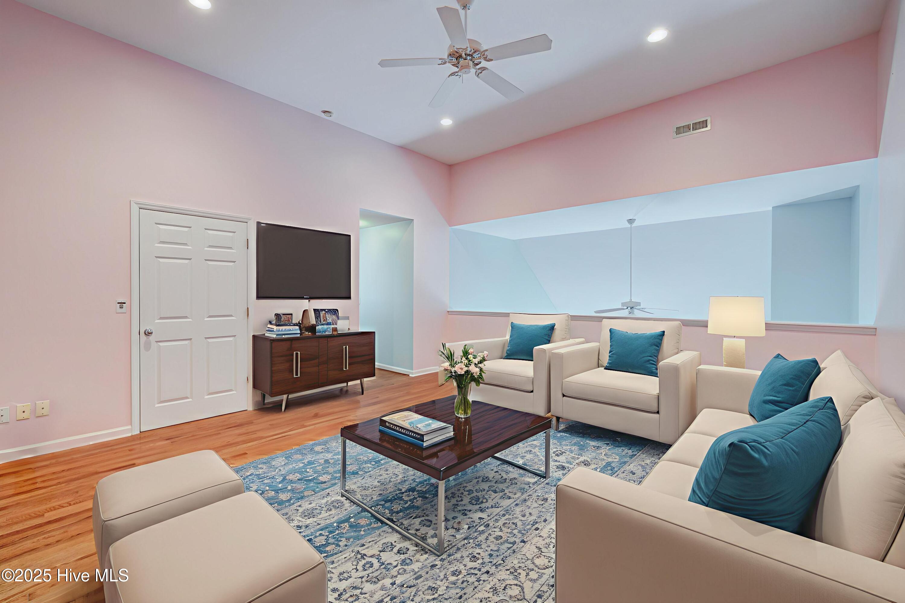 100526585 | Photo 26