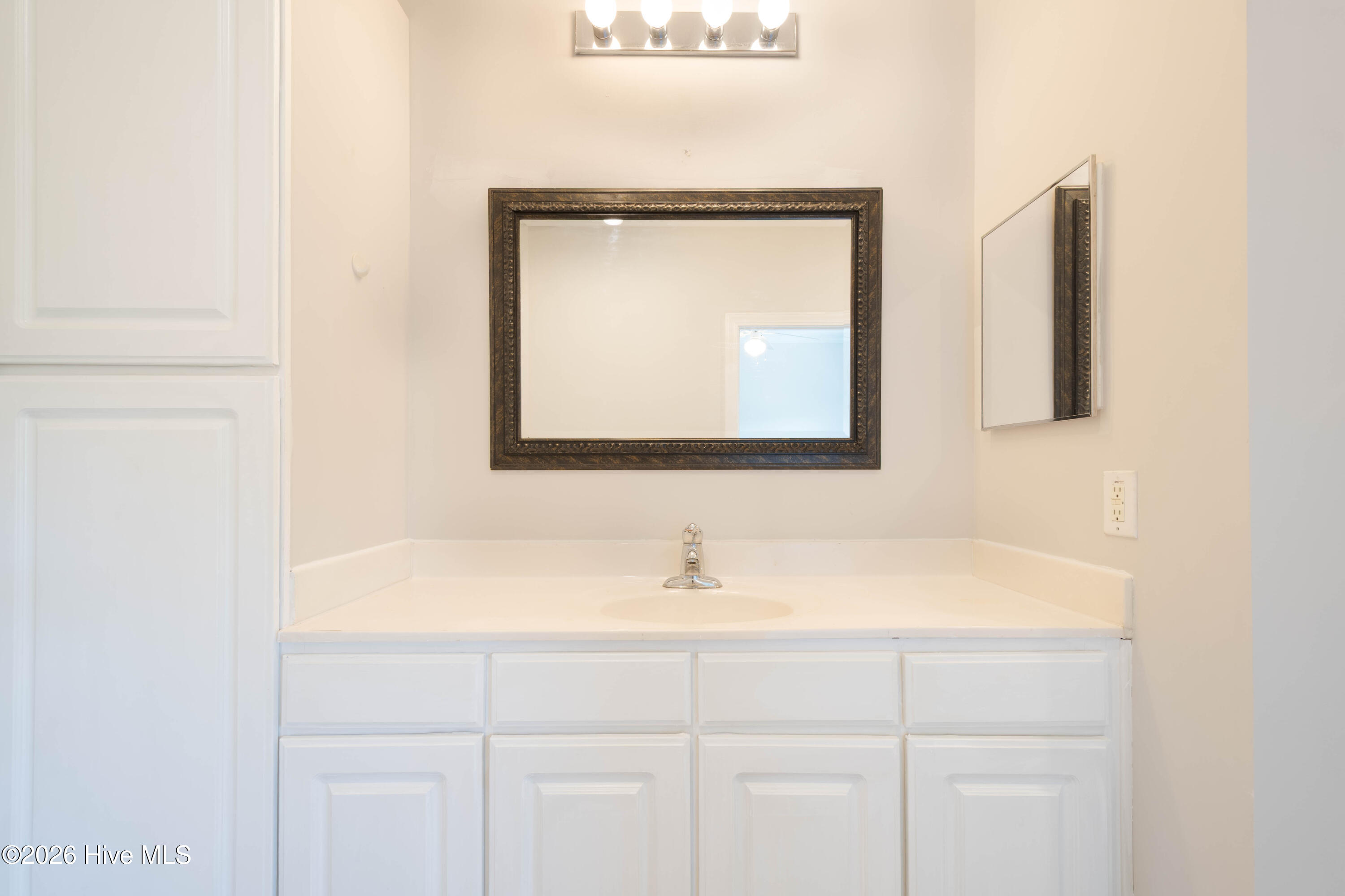 100566741 | Photo 46