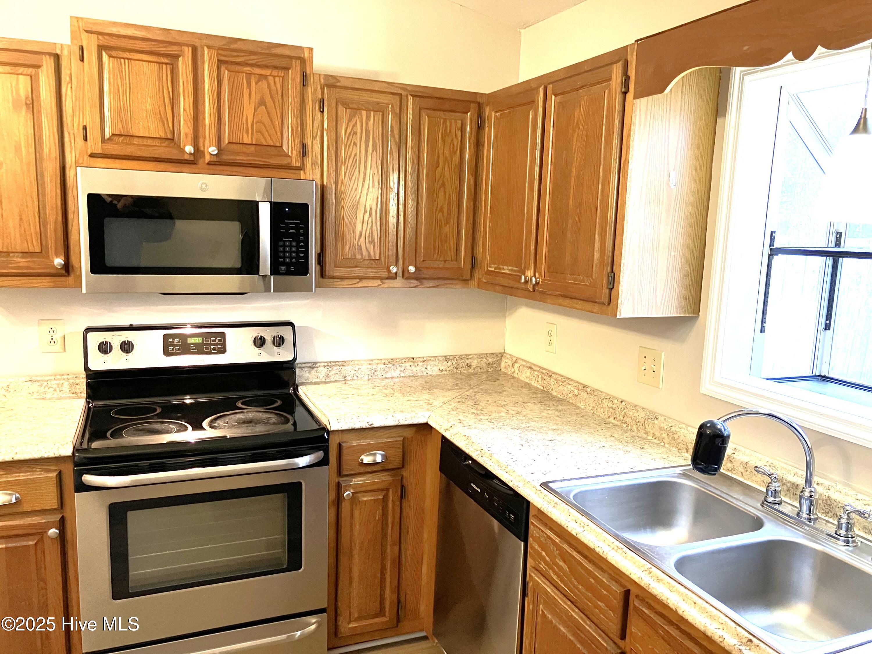 100545920 | Photo 12