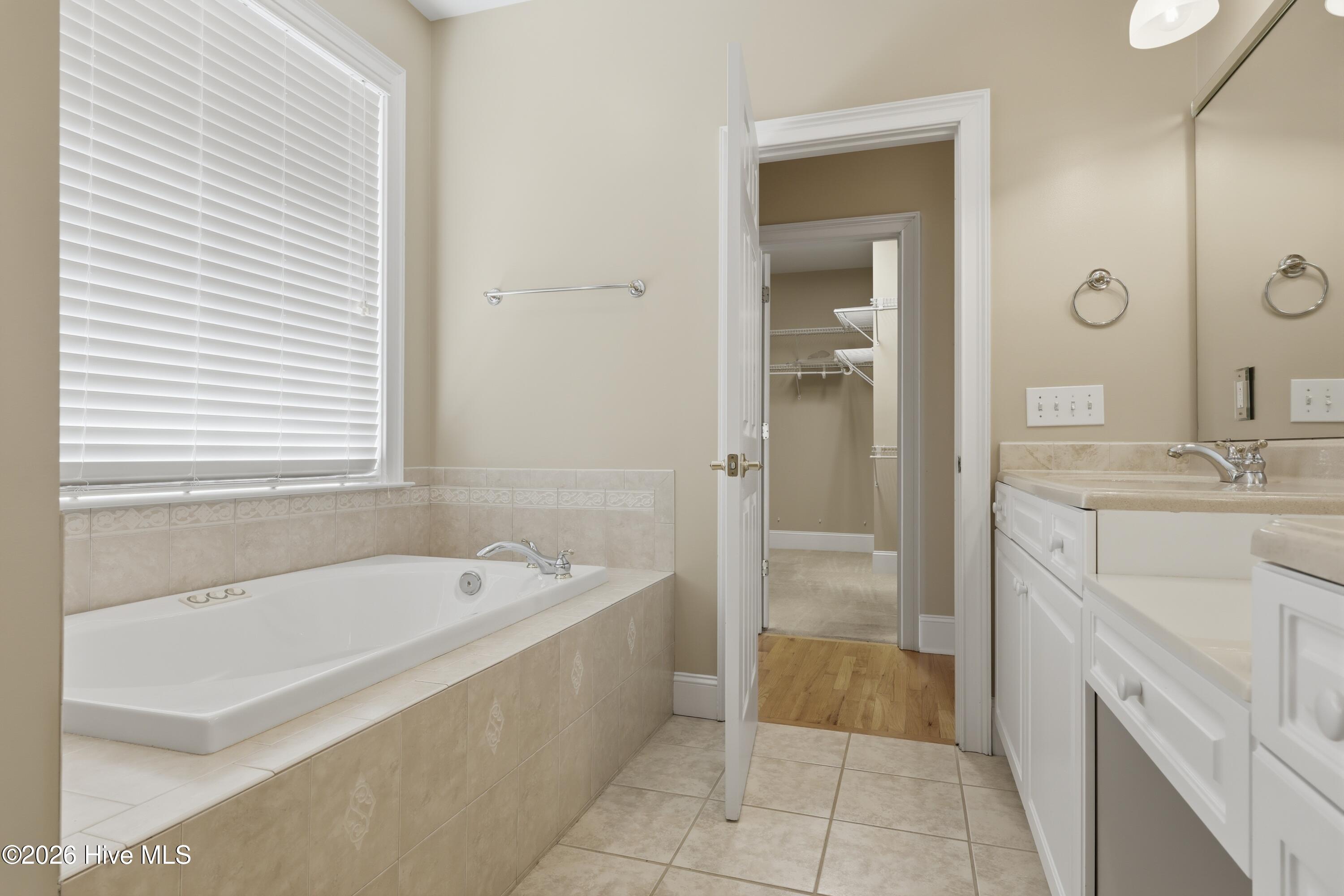 100564679 | Photo 37