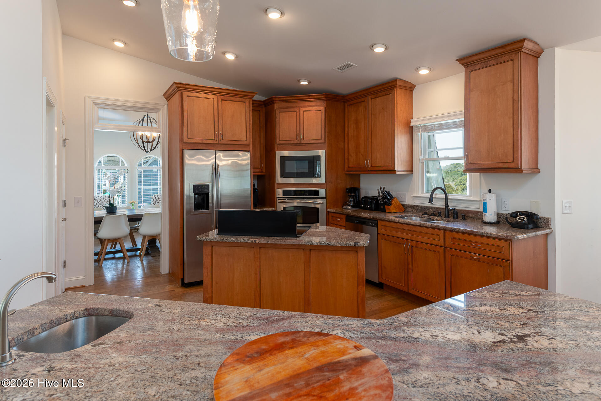 100562037 | Photo 38