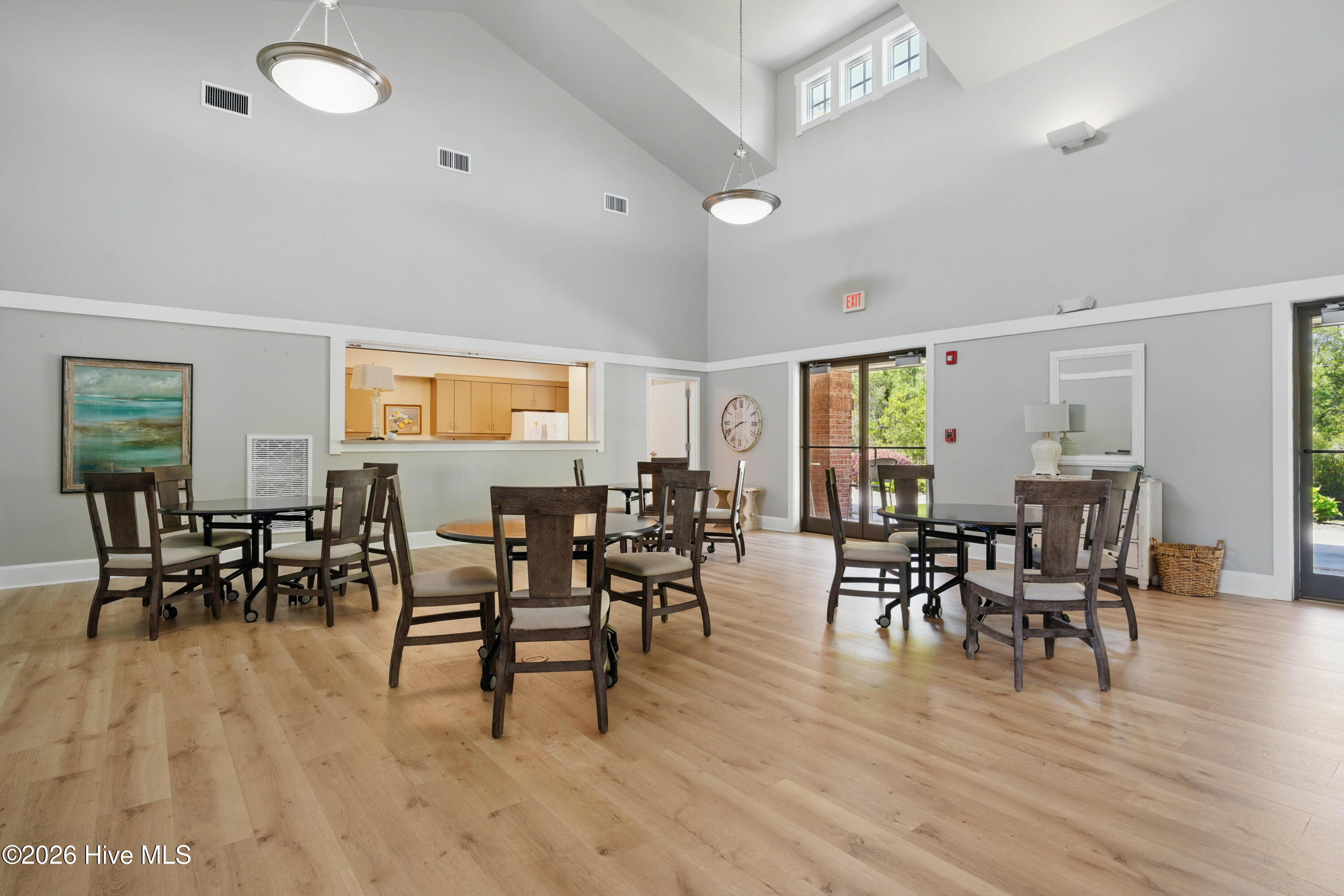 100558645 | Photo 47