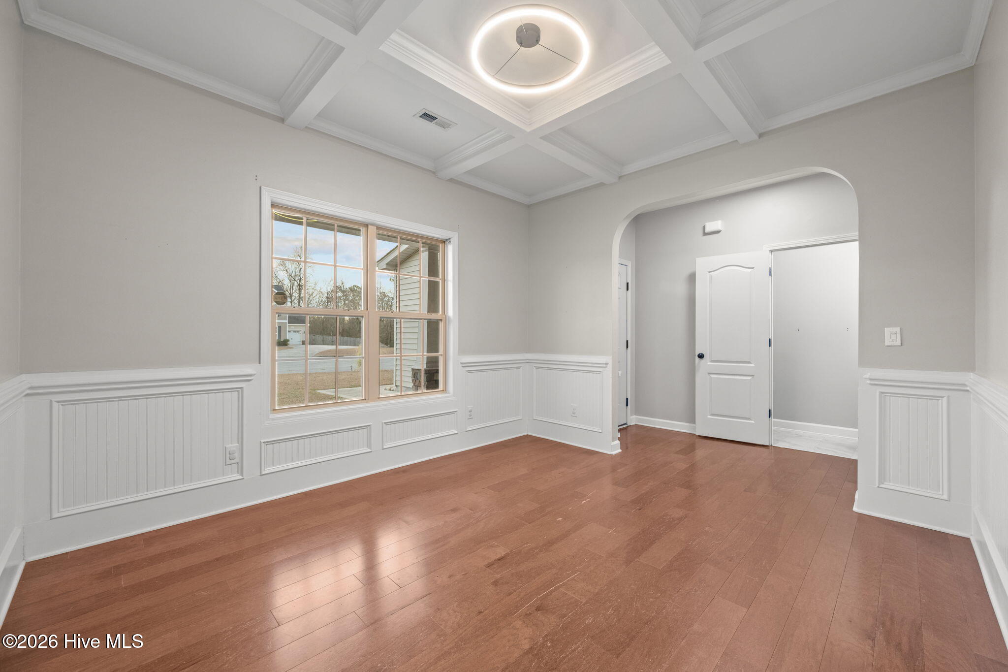 100549428 | Photo 11