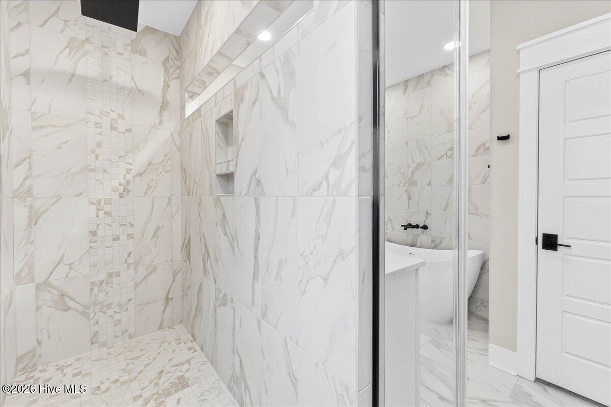 100562322 | Photo 25