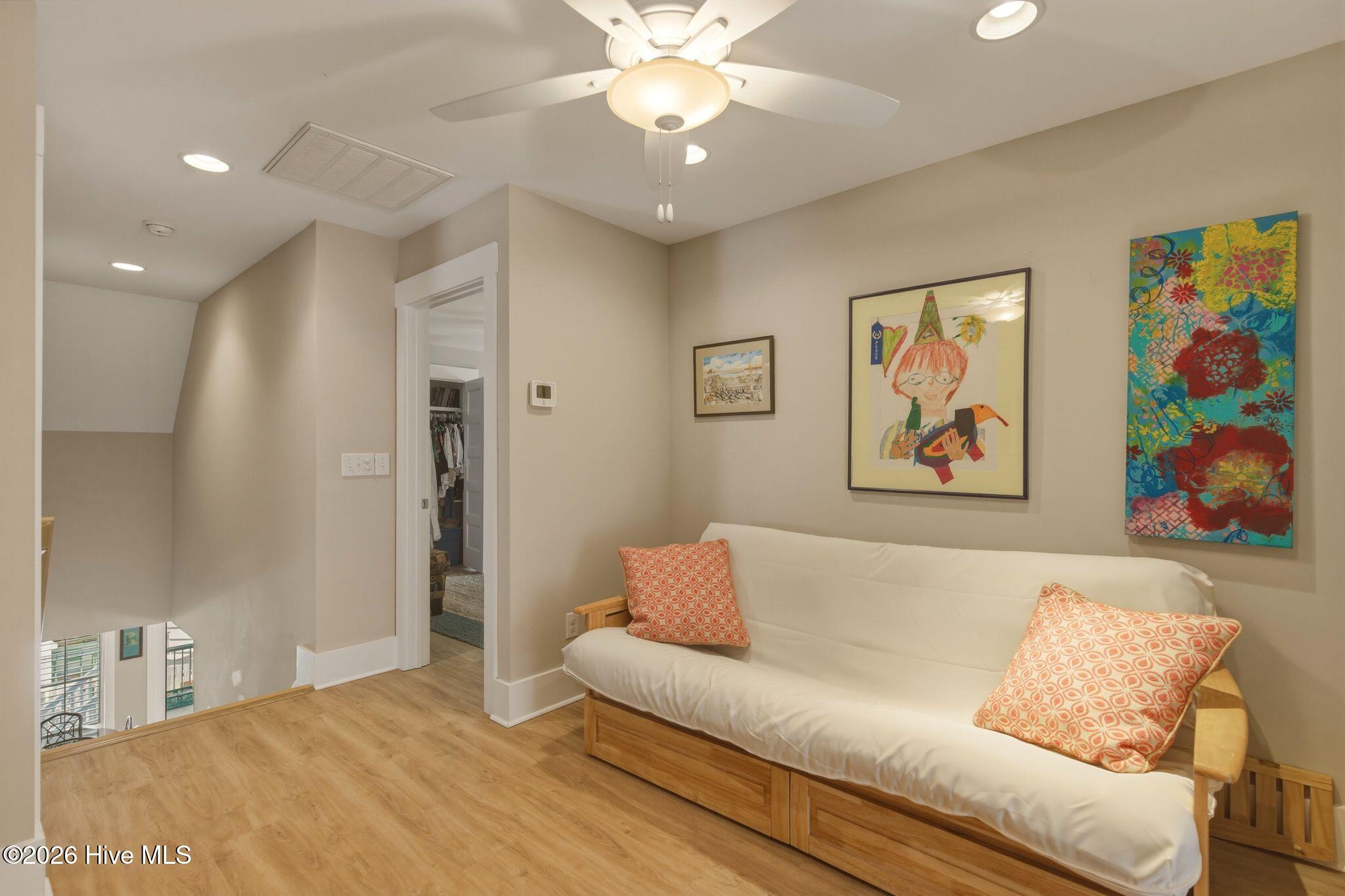 100562049 | Photo 33