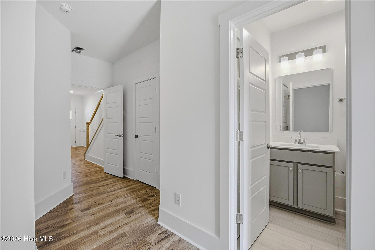 100561873 | Photo 26