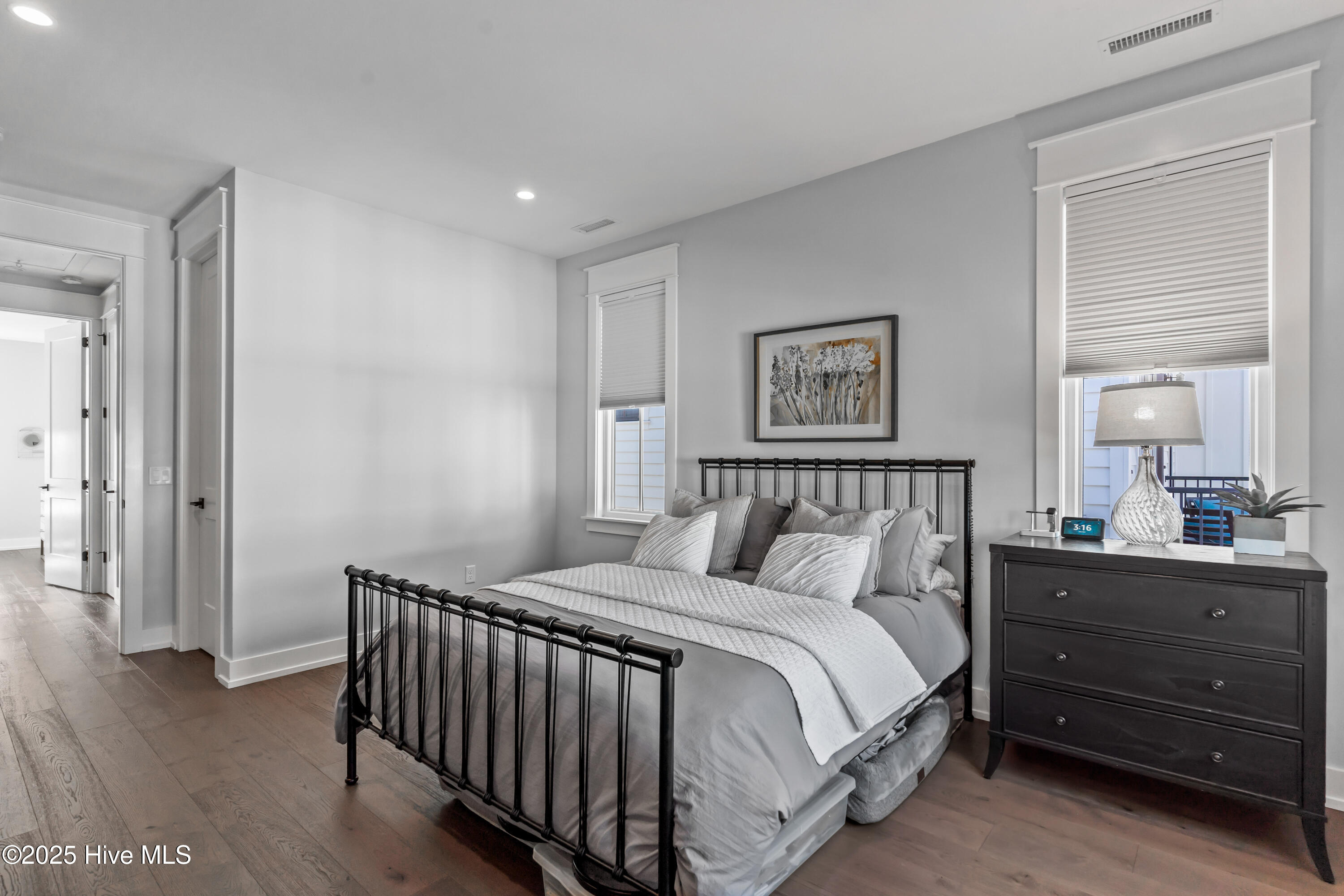 100543997 | Photo 31