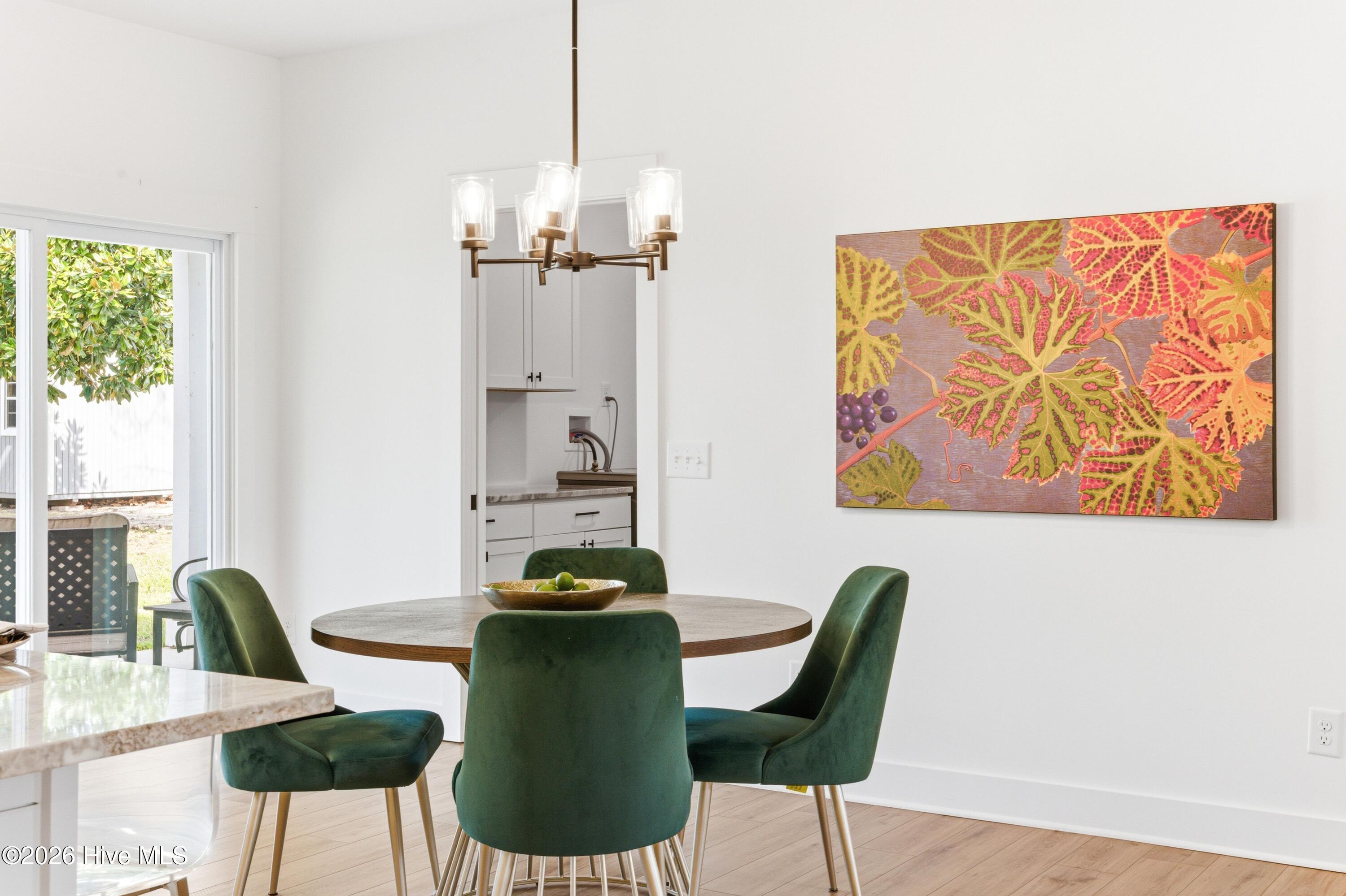 100561683 | Photo 18