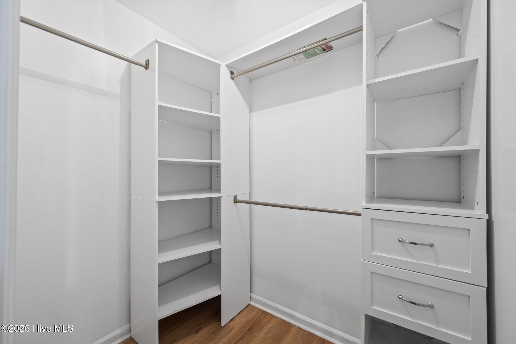 100565061 | Photo 25