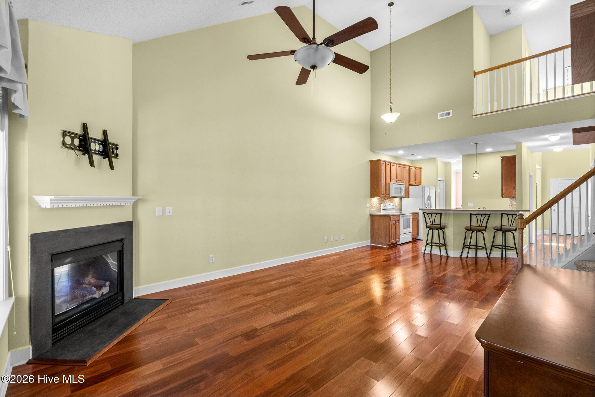 100570340 | Photo 19