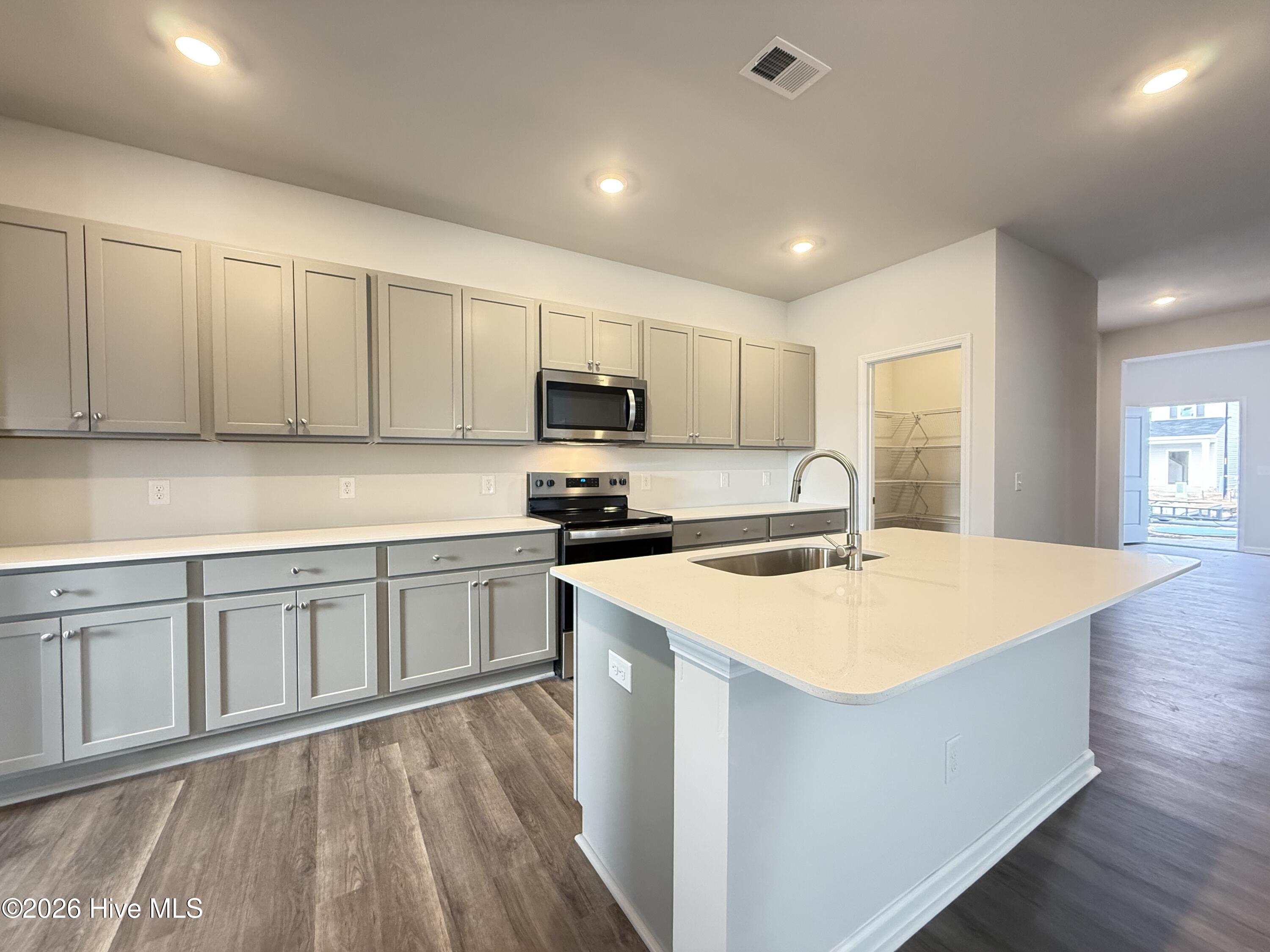 100525902 | Photo 12