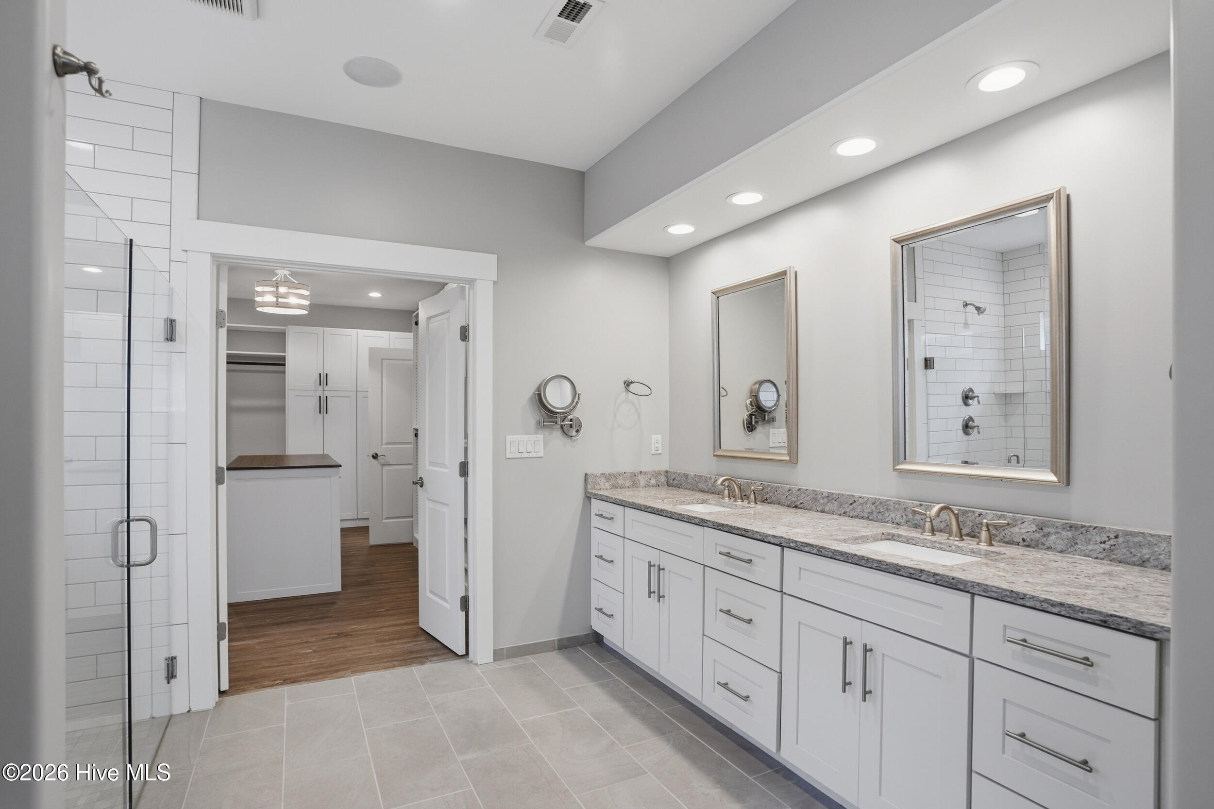 100561233 | Photo 23