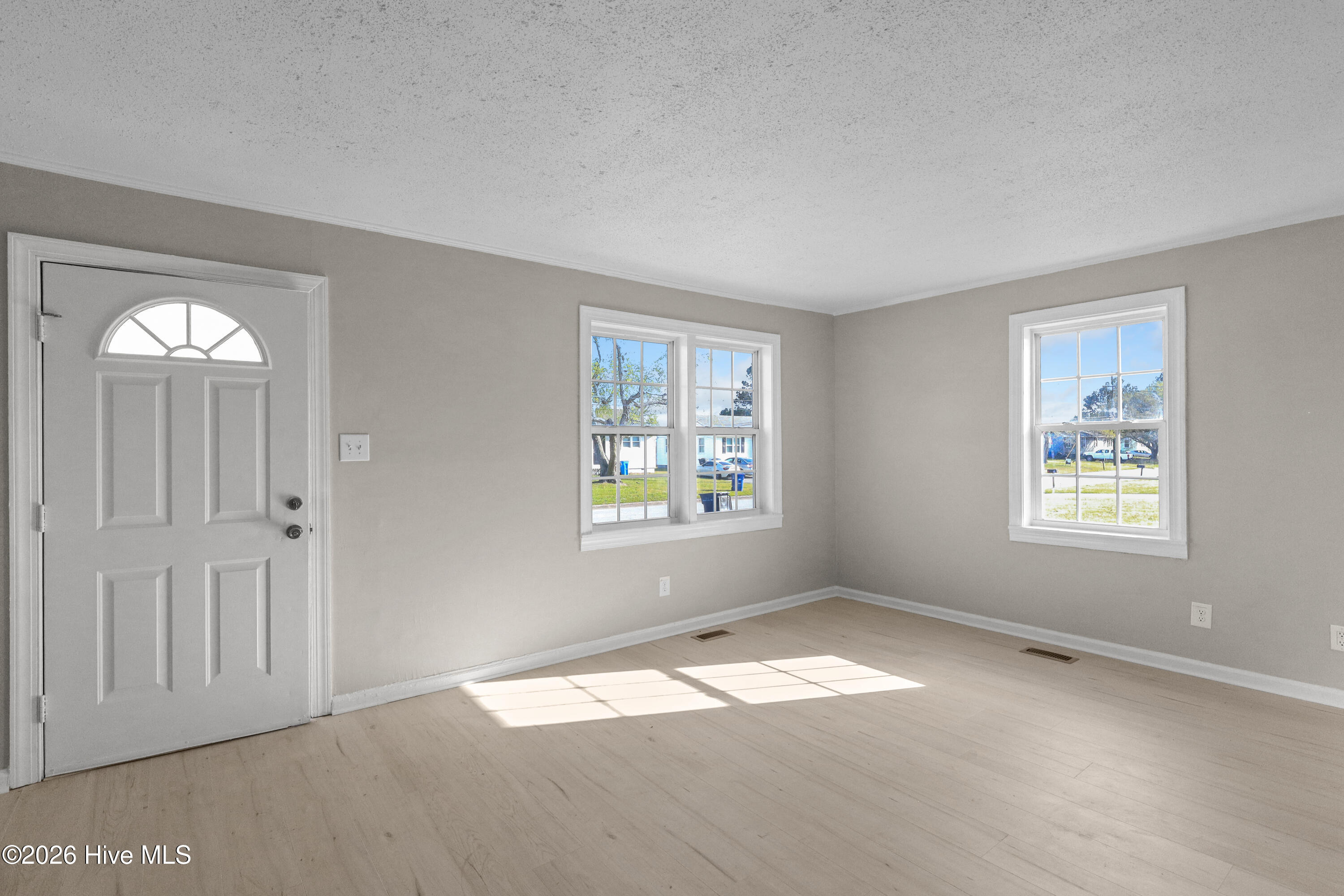 100563835 | Photo 24