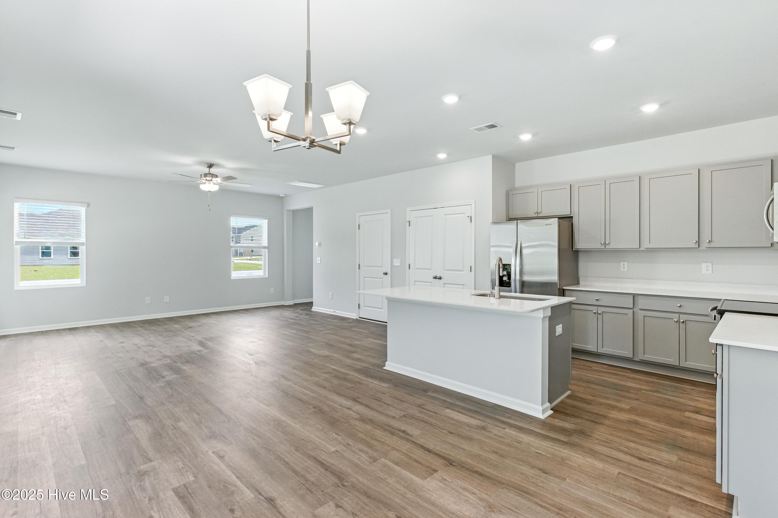 100516415 | Photo 11