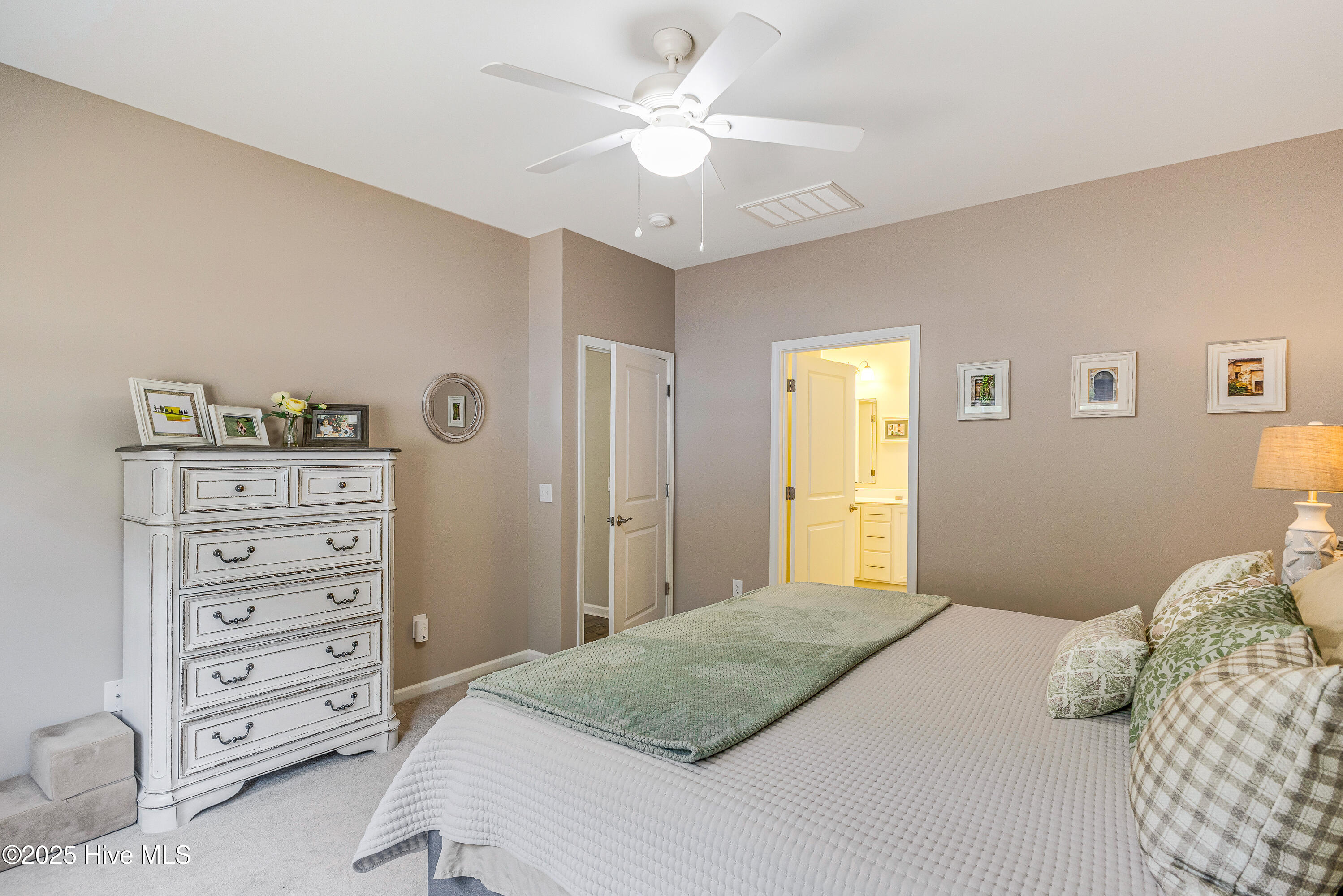 100547068 | Photo 23