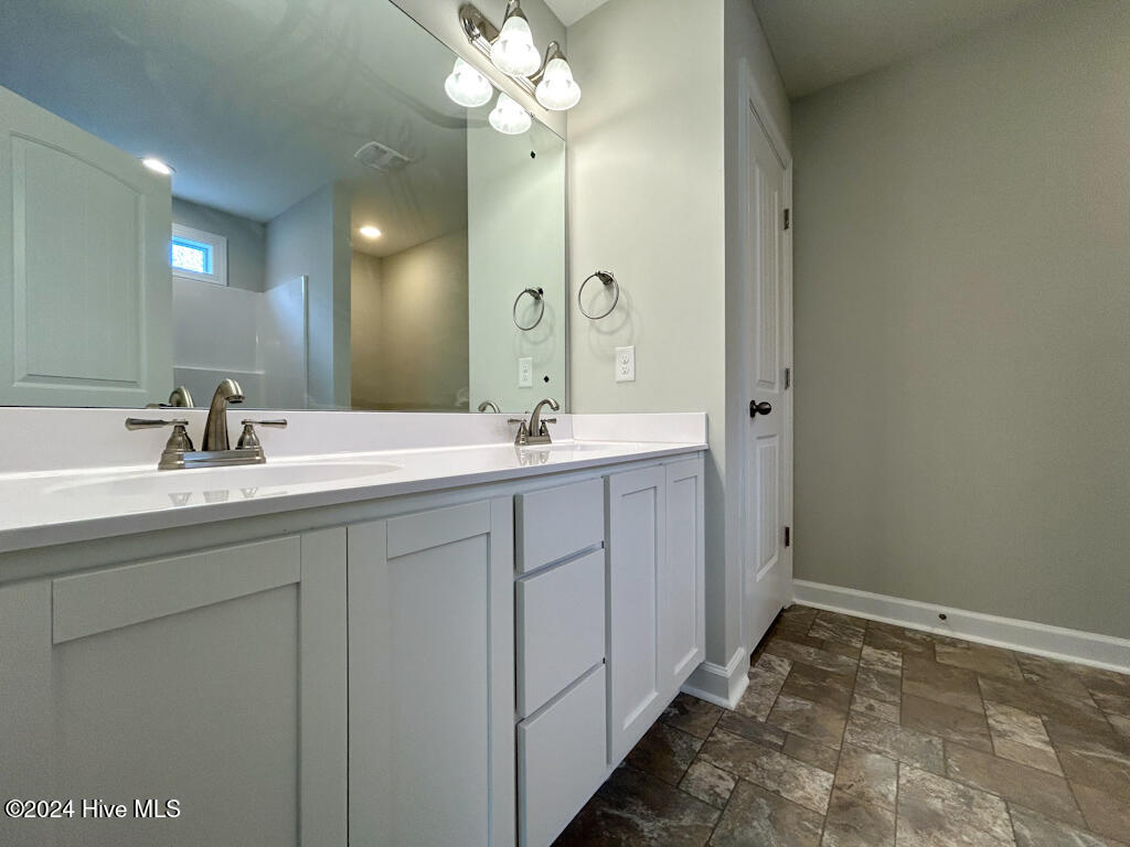 100560843 | Photo 35