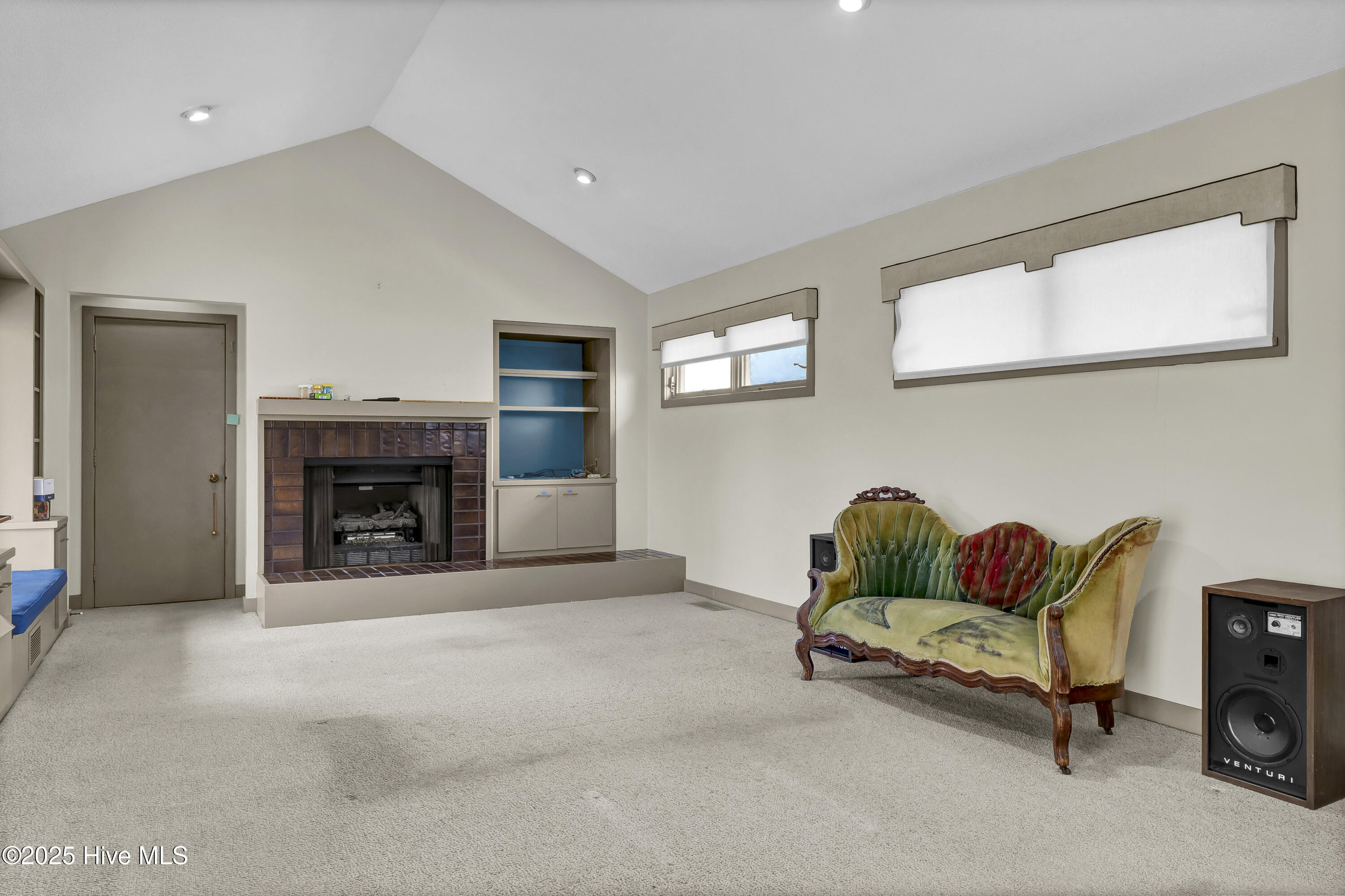 100527389 | Photo 25