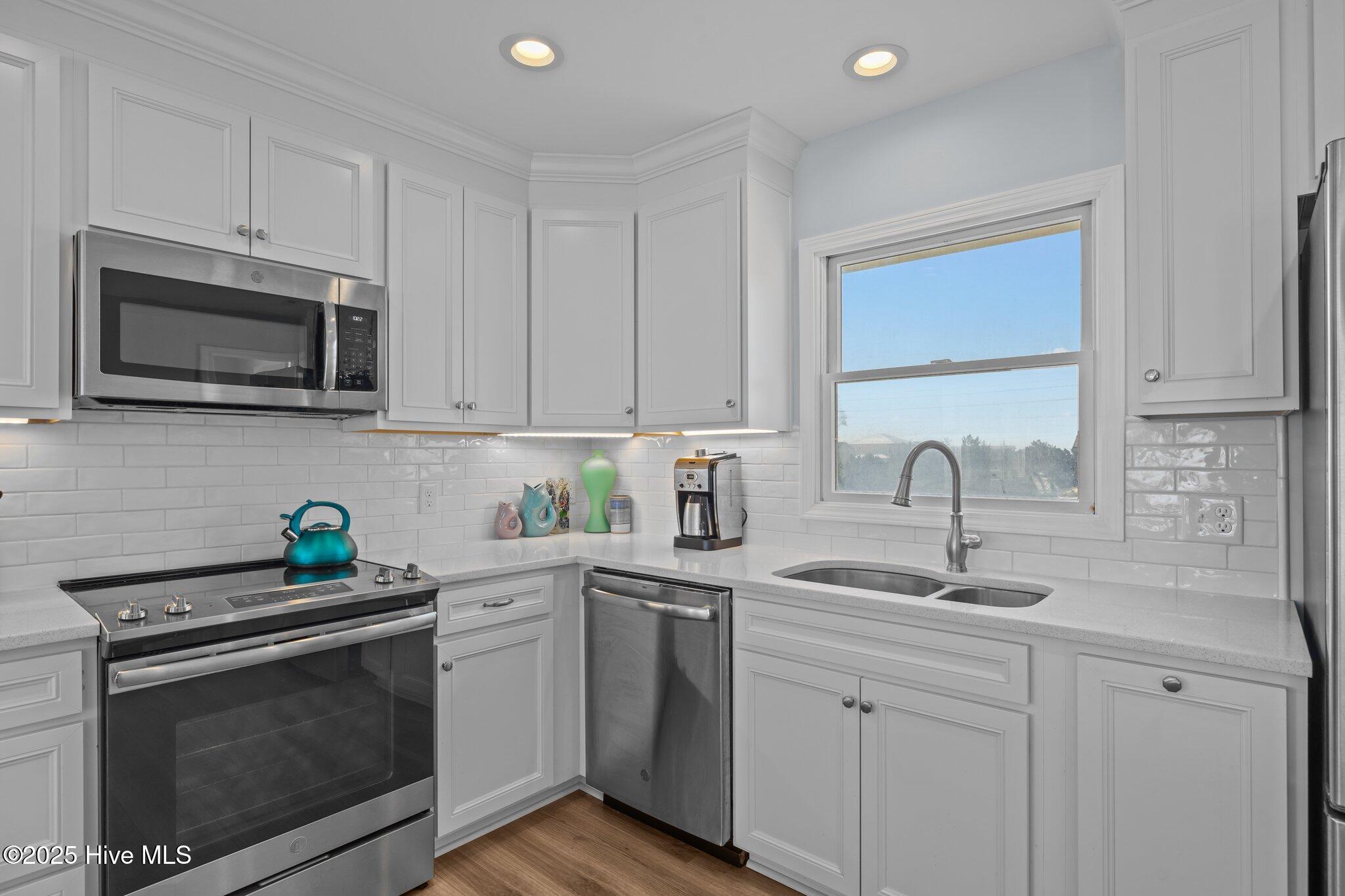 100563008 | Photo 25