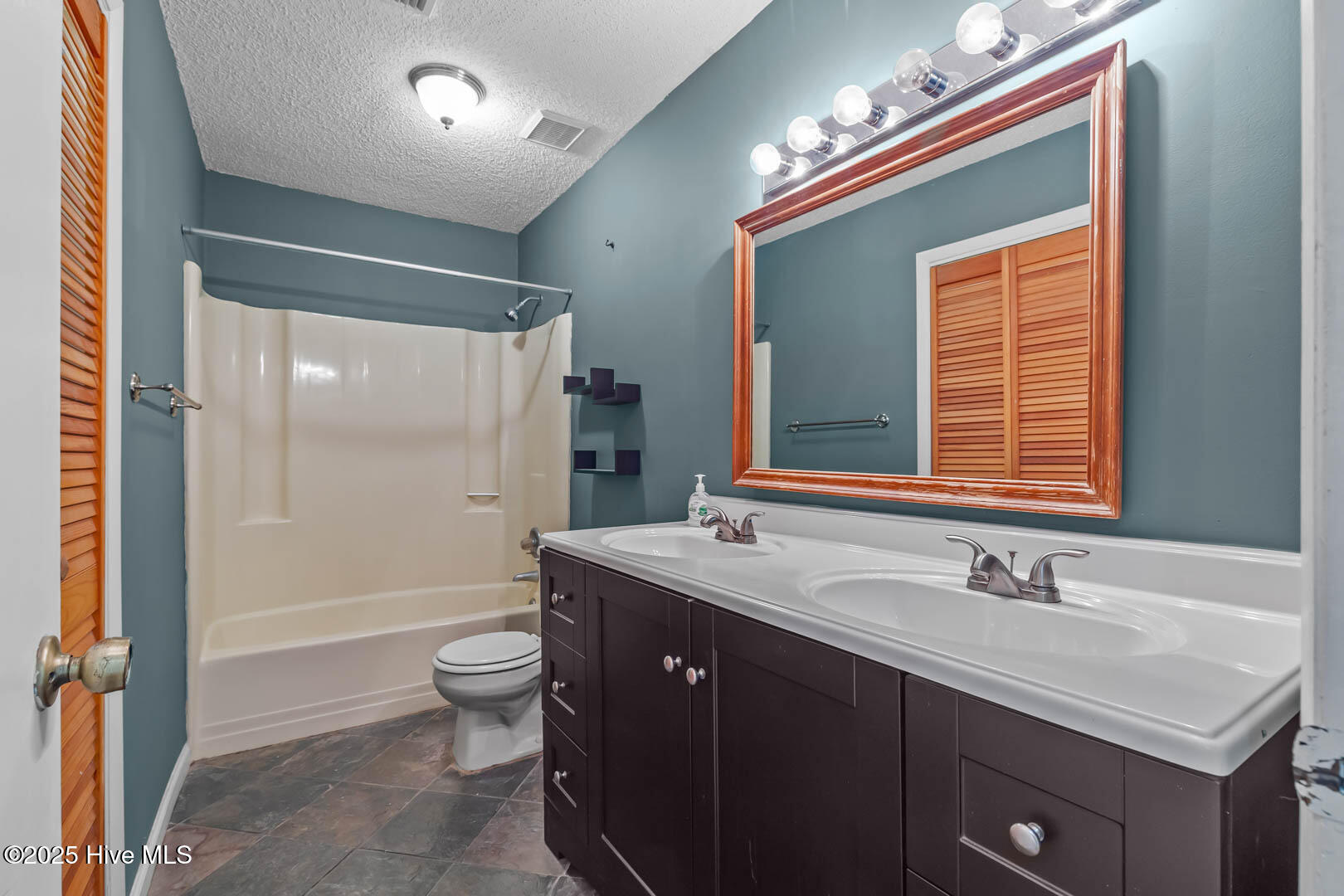 100540593 | Photo 24