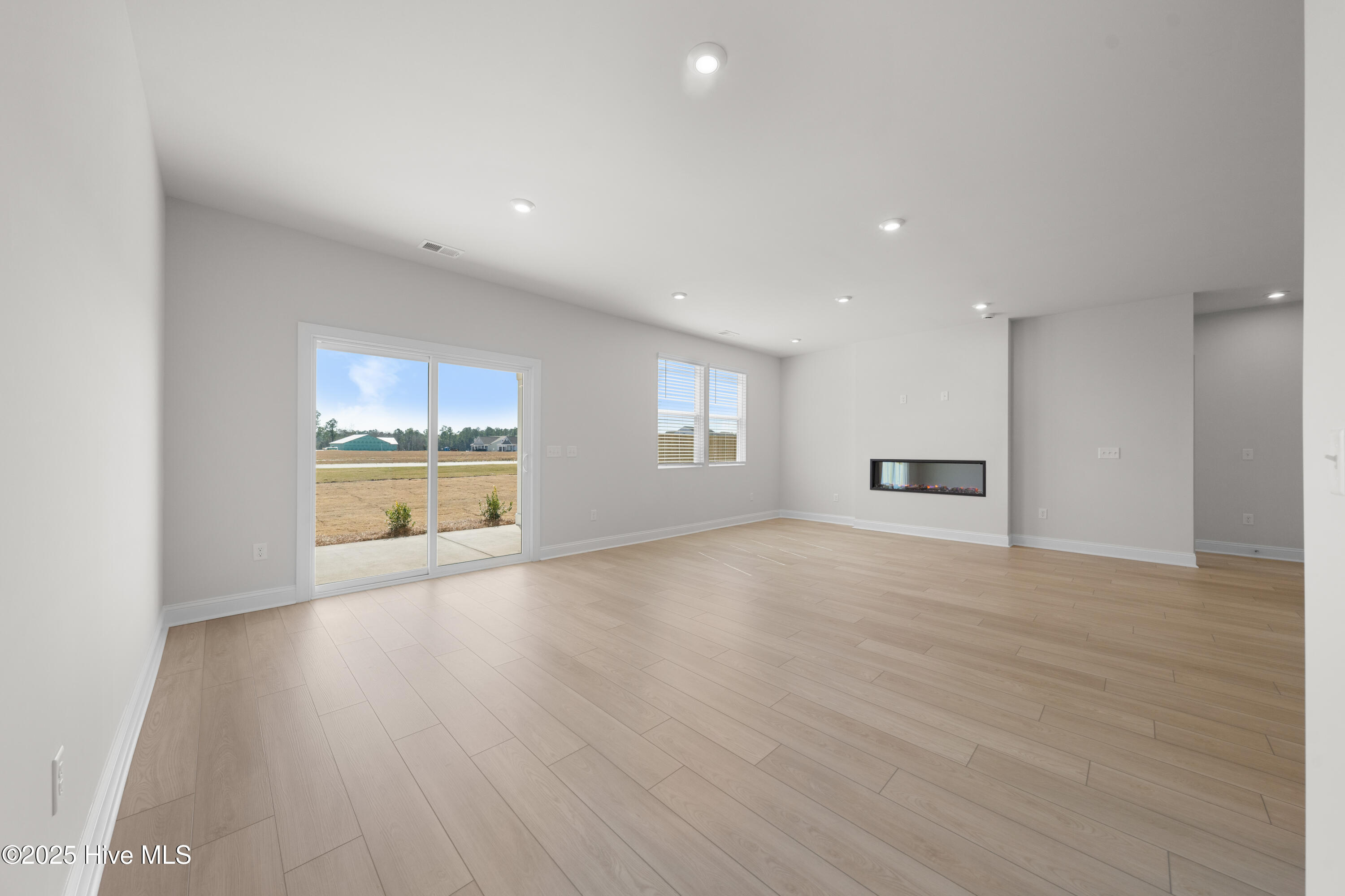 100565958 | Photo 23