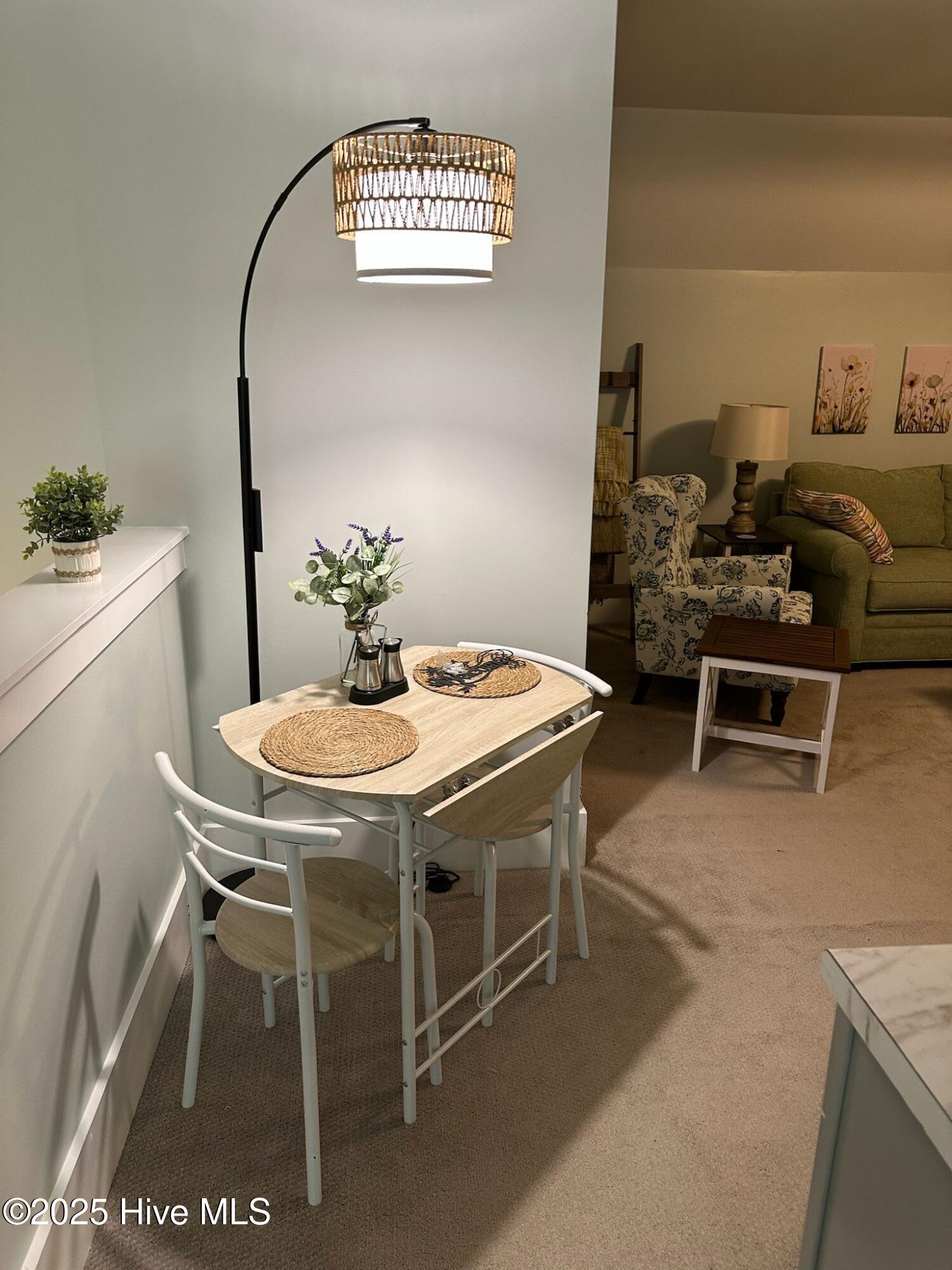 9249 Crossbill dining